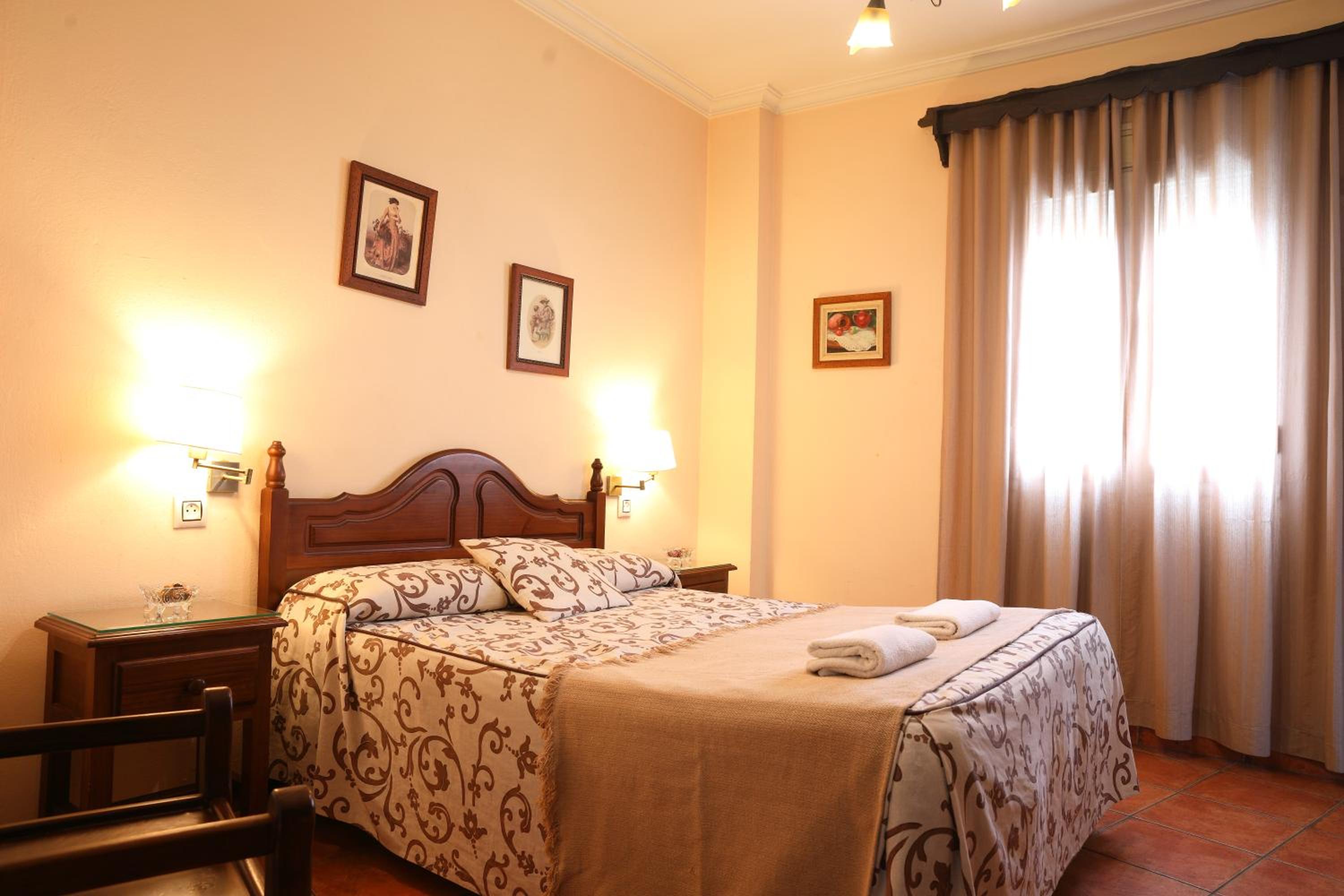 Double Room with Private Bathroom - Photo 8