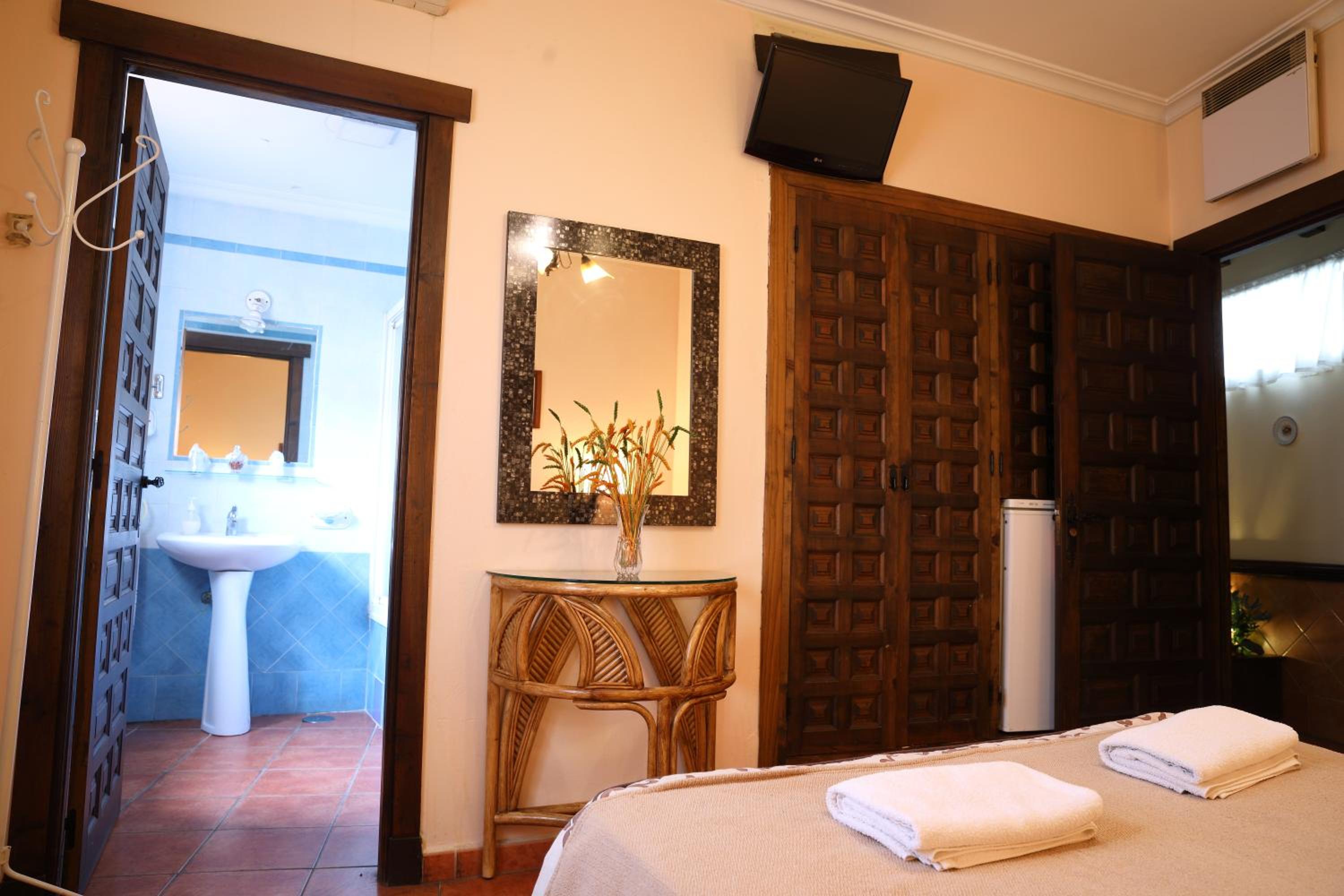 Double Room with Private Bathroom - Photo 2