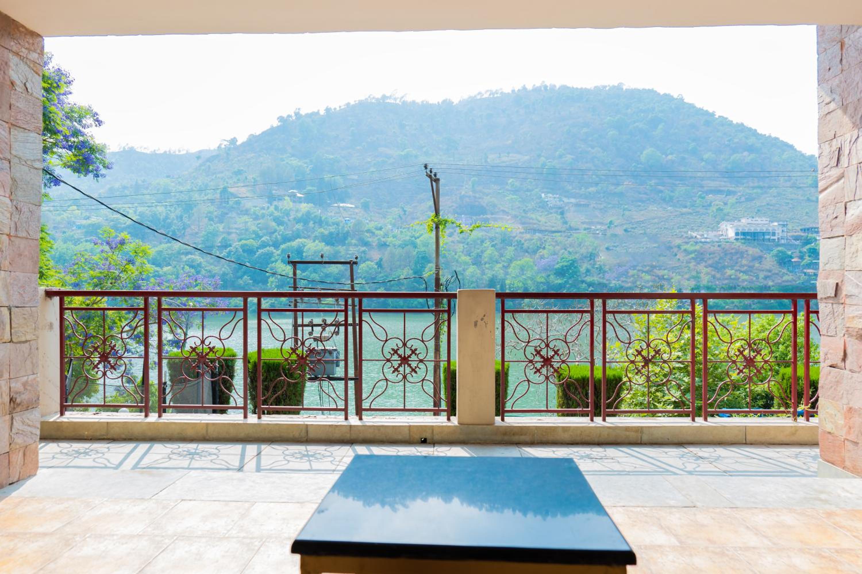 Lake Facing AC Deluxe Room on Ground Floor photo 2