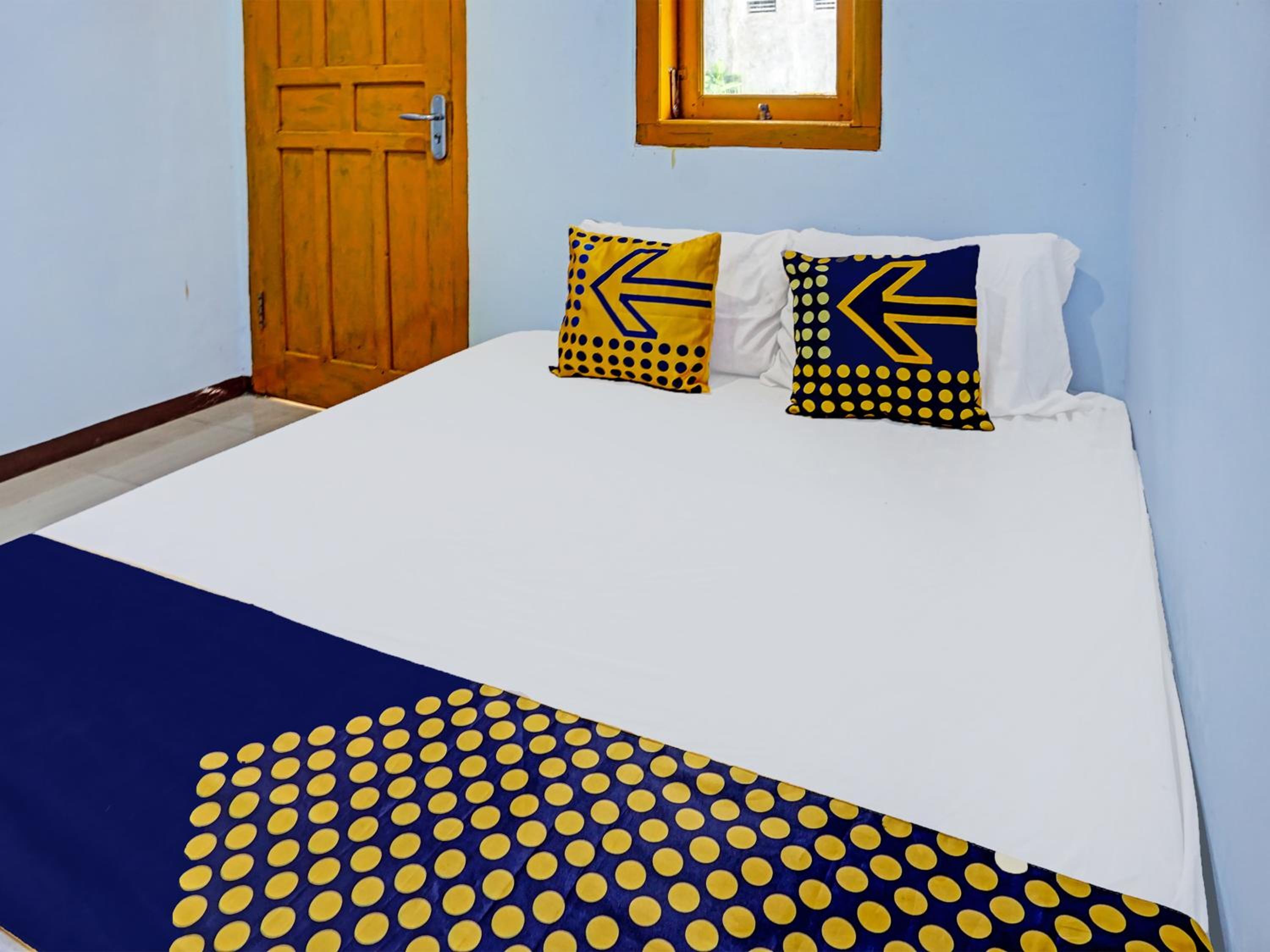 Budget Double Room - Photo 9