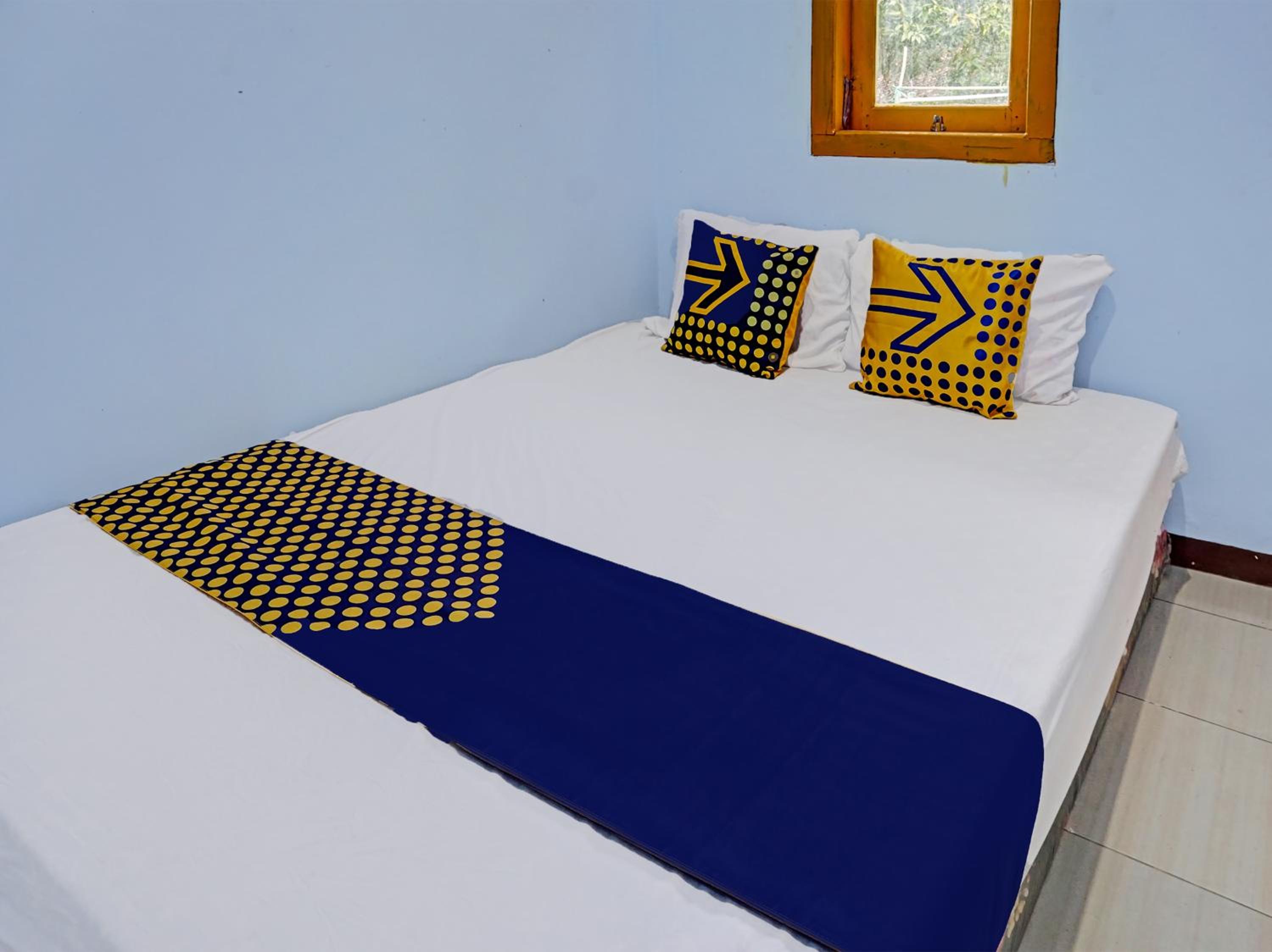 Budget Double Room - Photo 10