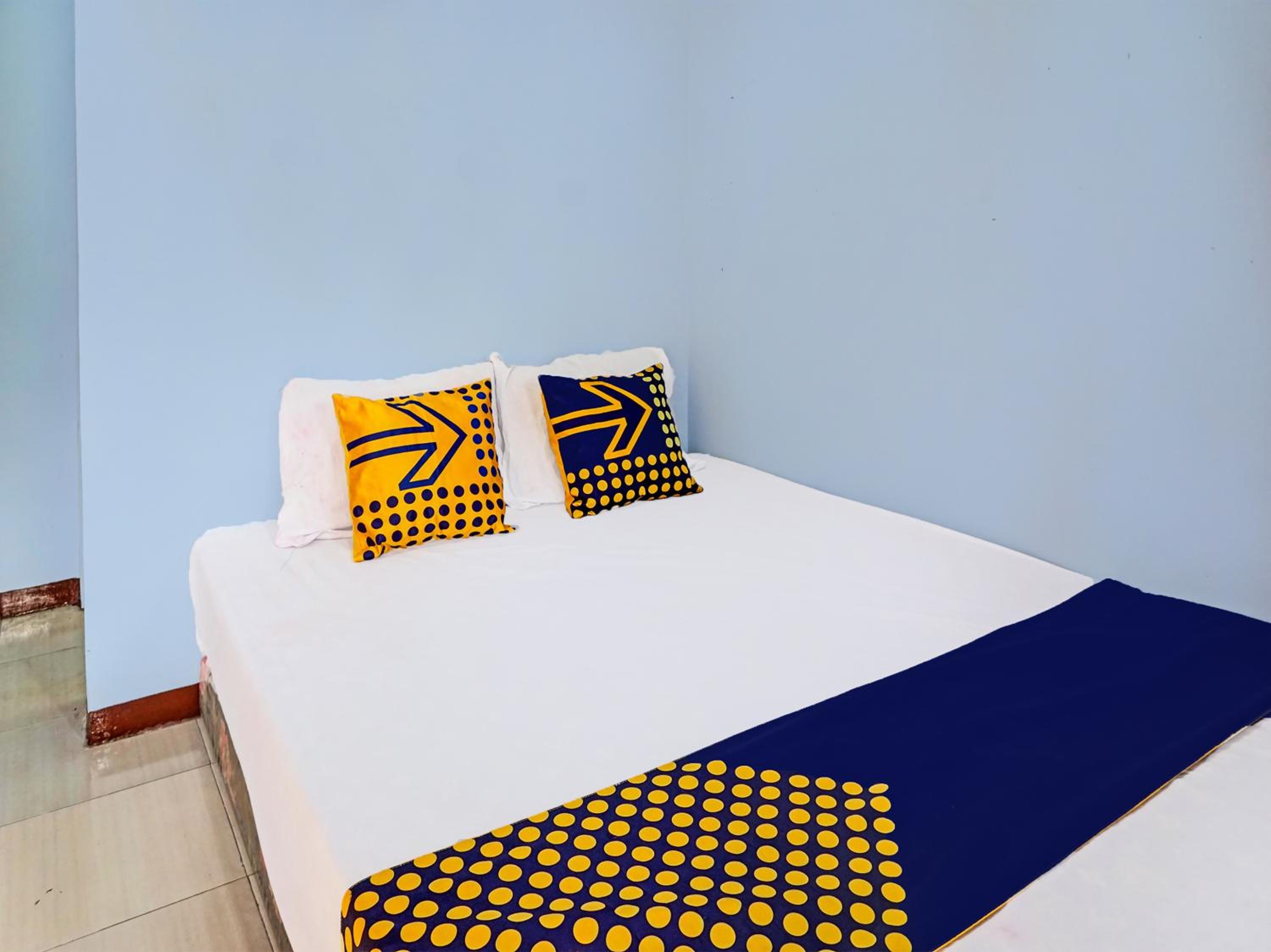Budget Double Room - Photo 11