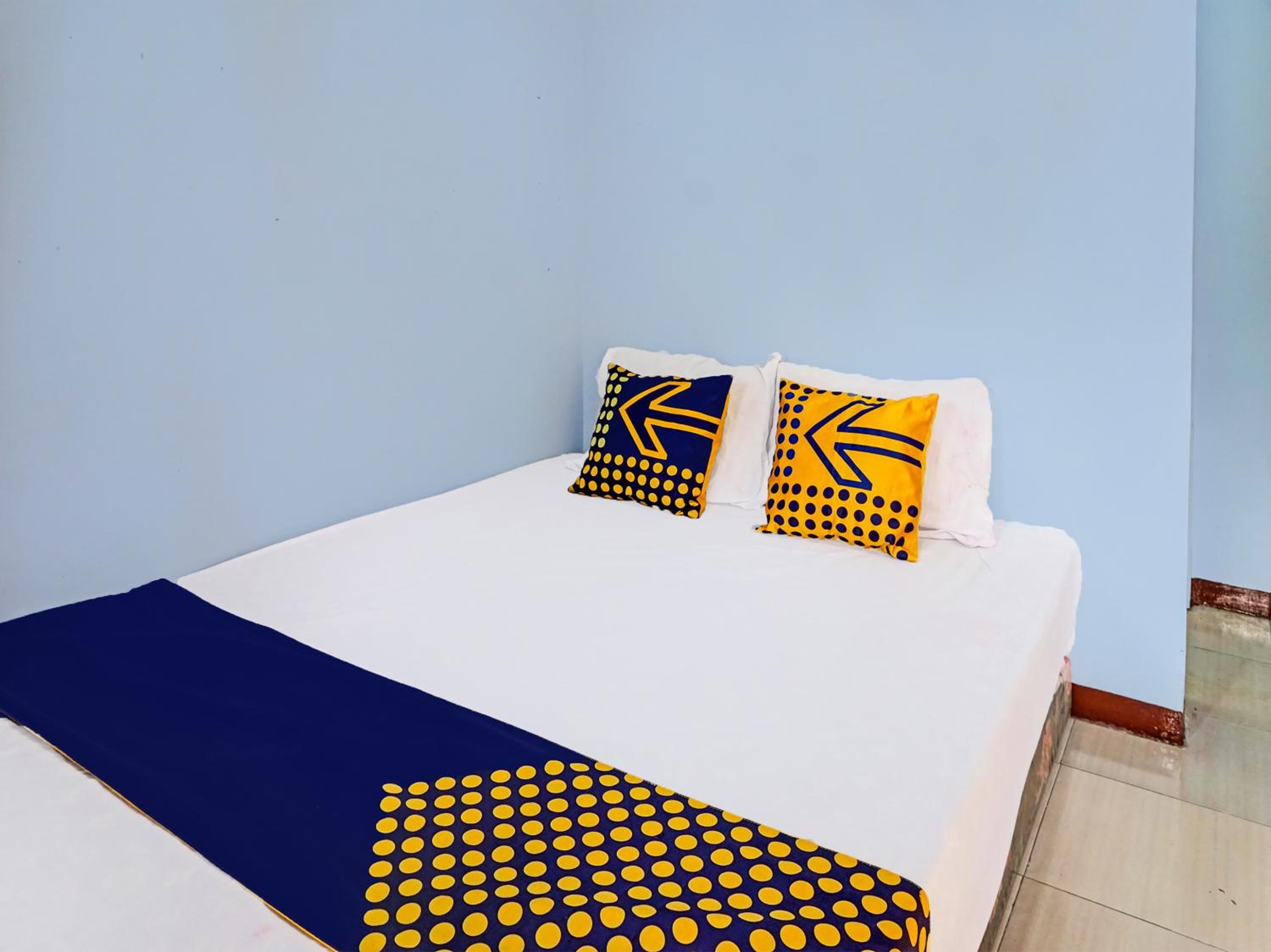 Budget Double Room - Photo 12