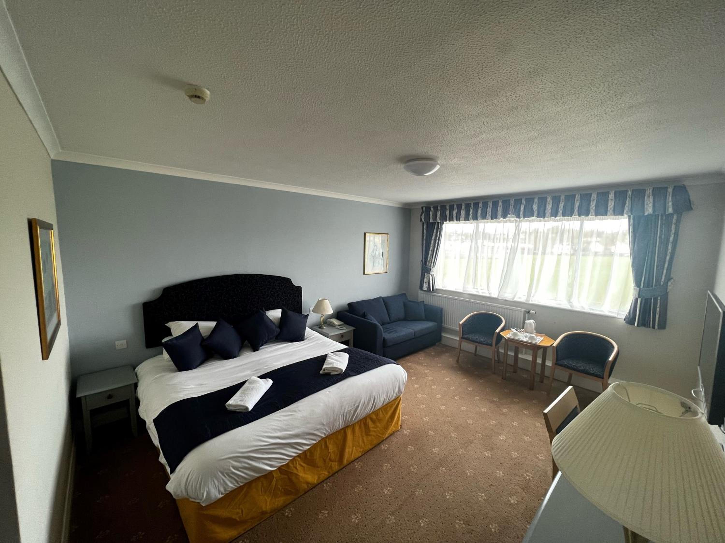 Superior Queen Room with Queen Bed - Non-Smoking - Photo 7