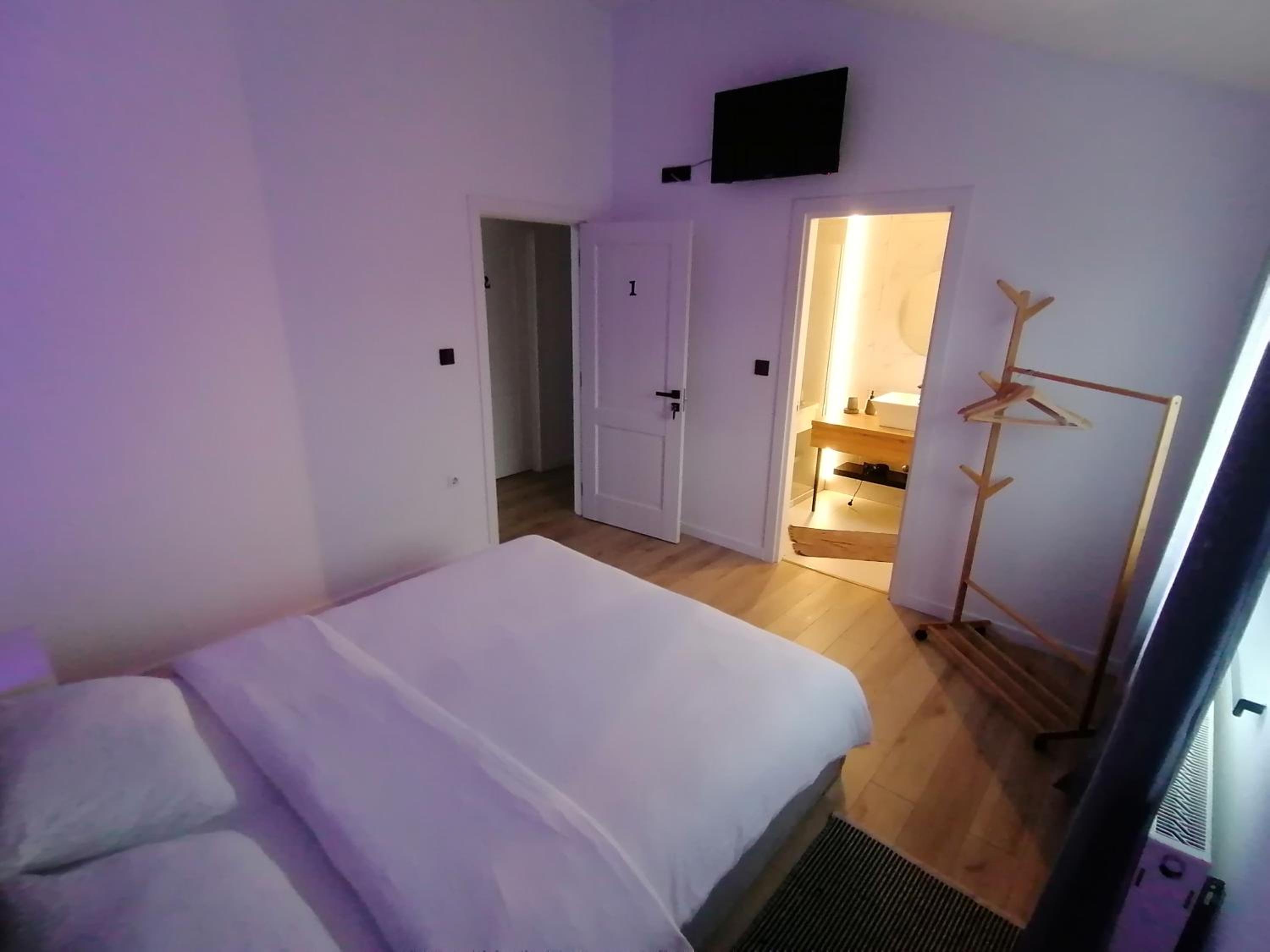 Deluxe Room - Photo 4