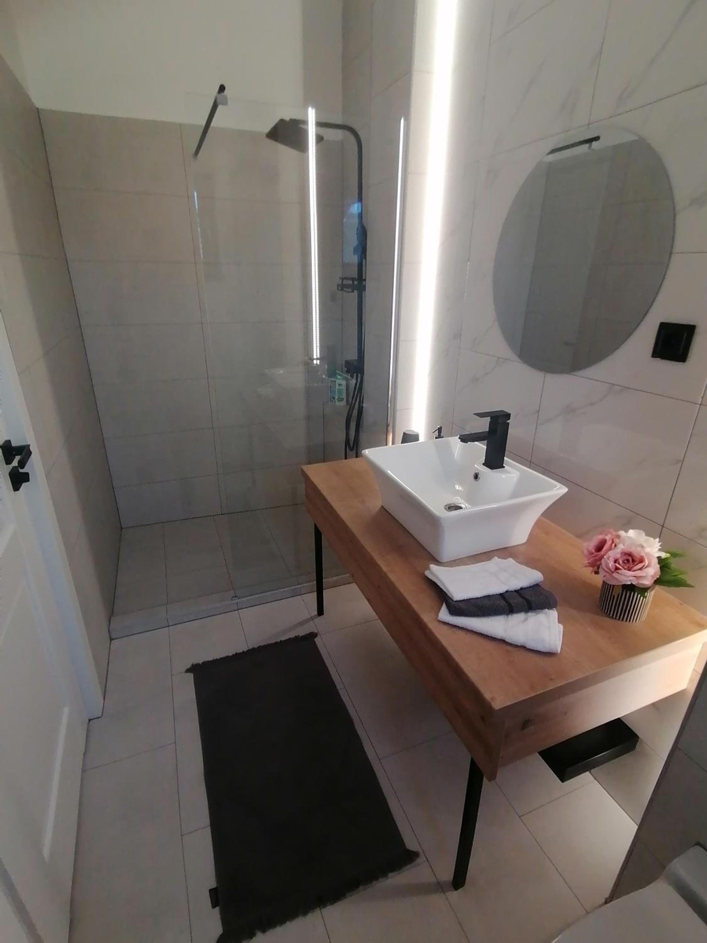 Deluxe Room - Photo 5