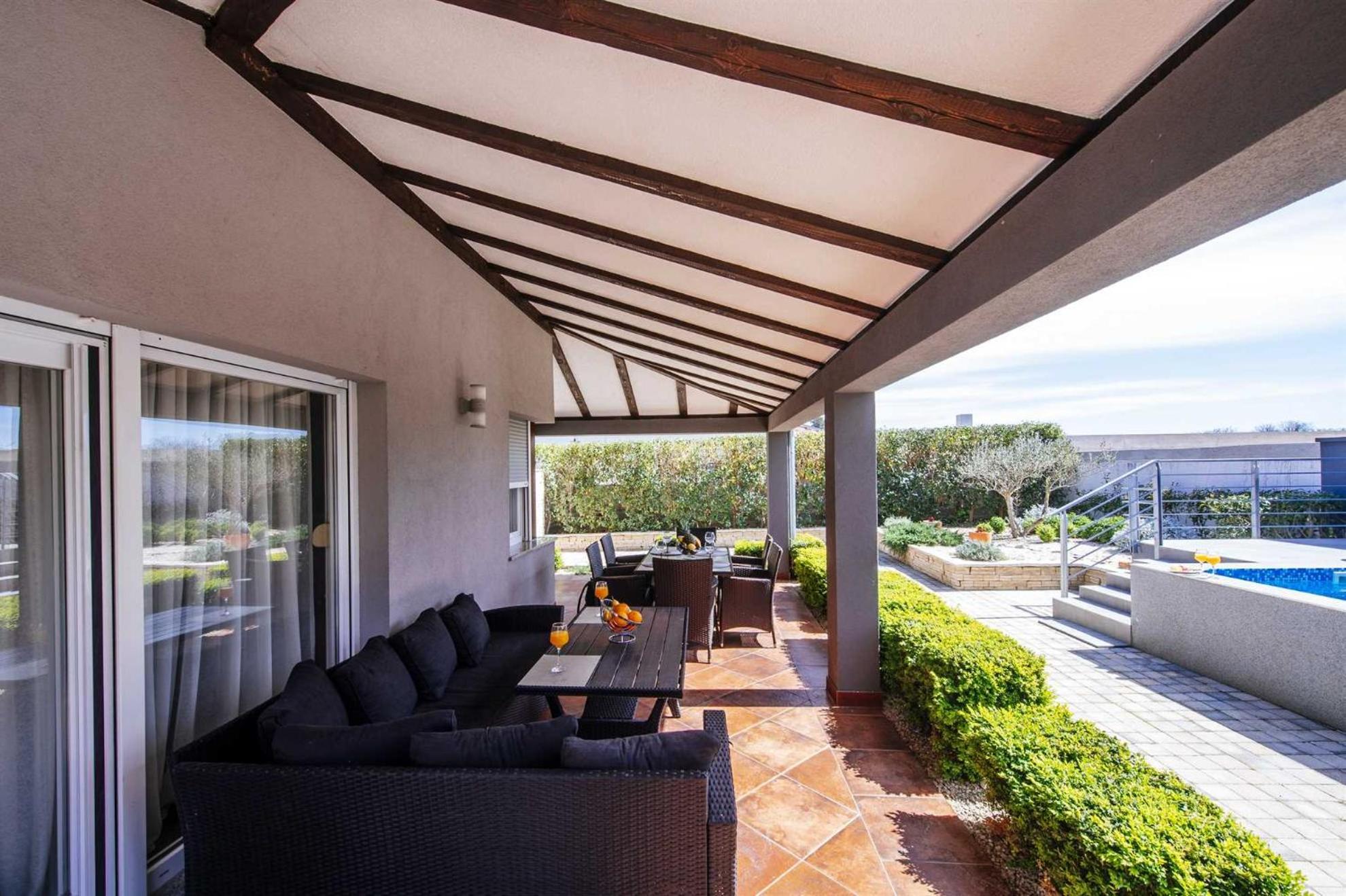Villa photo 2