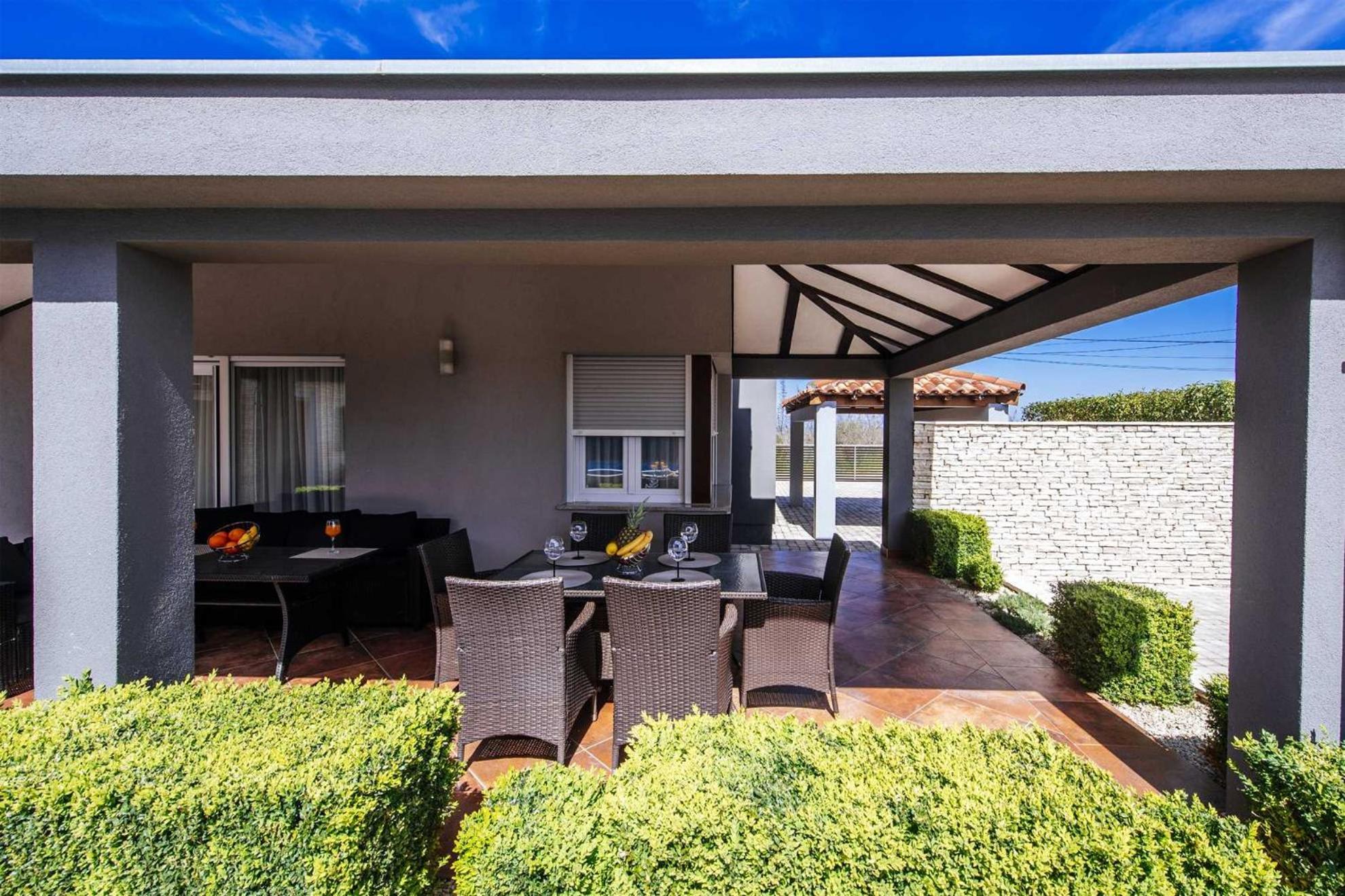 Villa photo 3