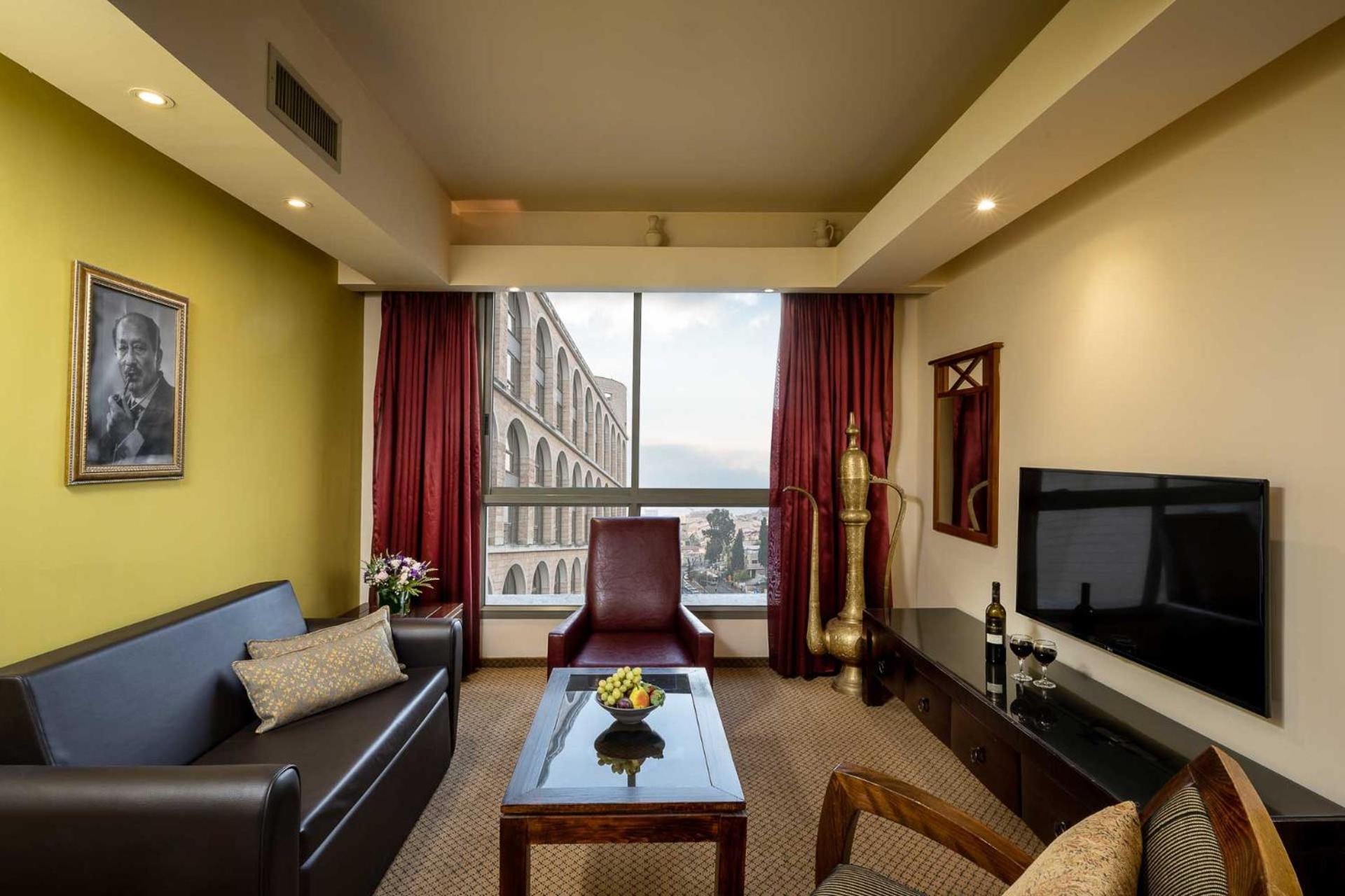One-Bedroom Suite - Photo 2