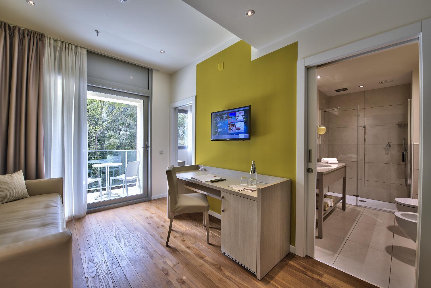 Superior Double Room with Balcony photo 2