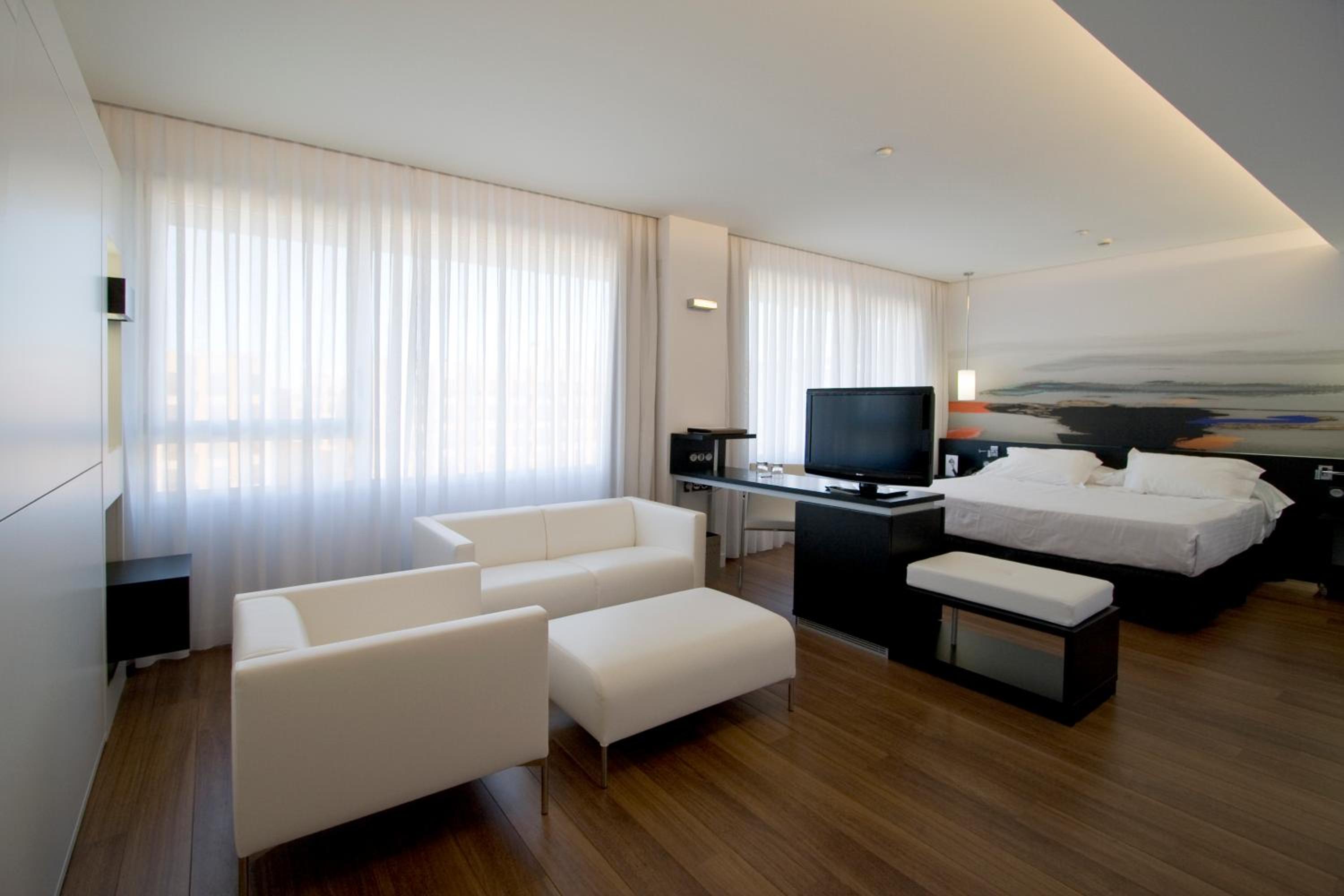  Familiy Room with free airport shuttle - Photo 13