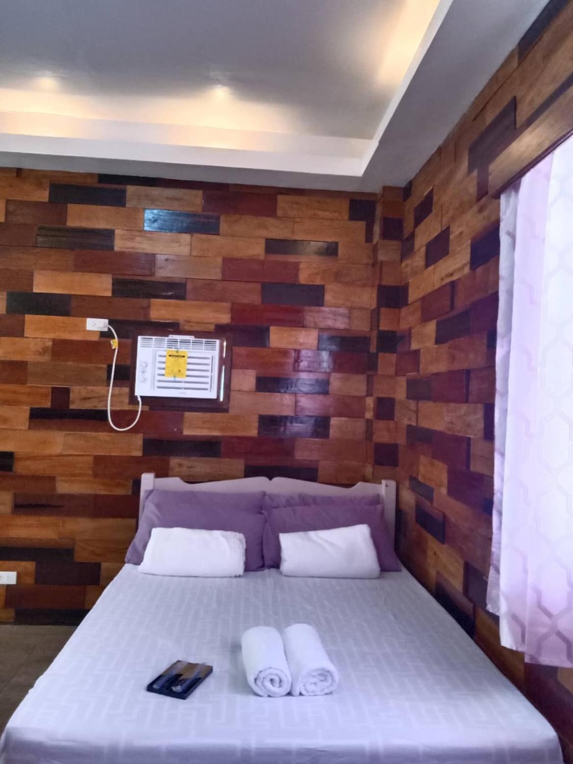 Deluxe Double Room with Balcony - Photo 11
