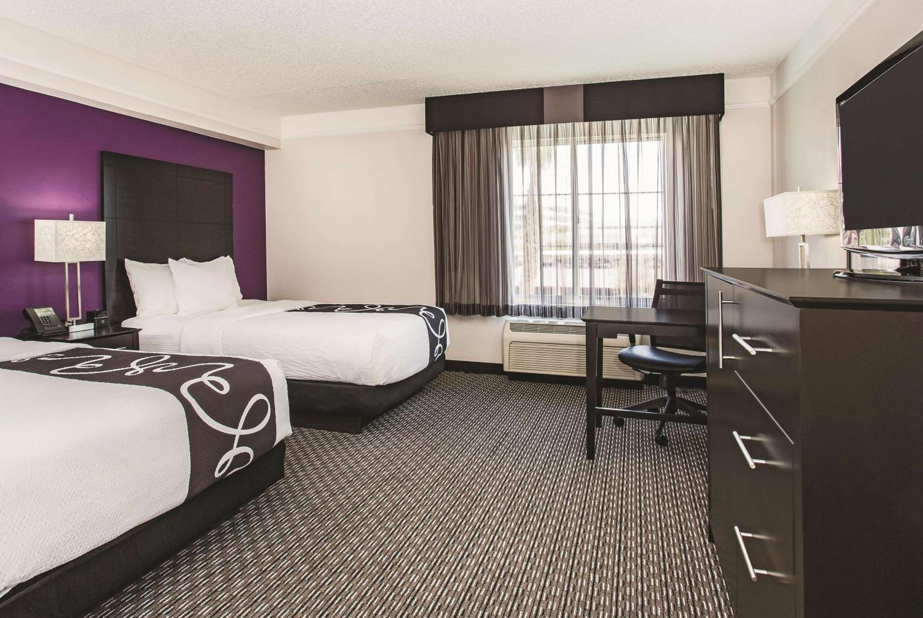 Deluxe Double Room with Two Double Beds - Photo 4