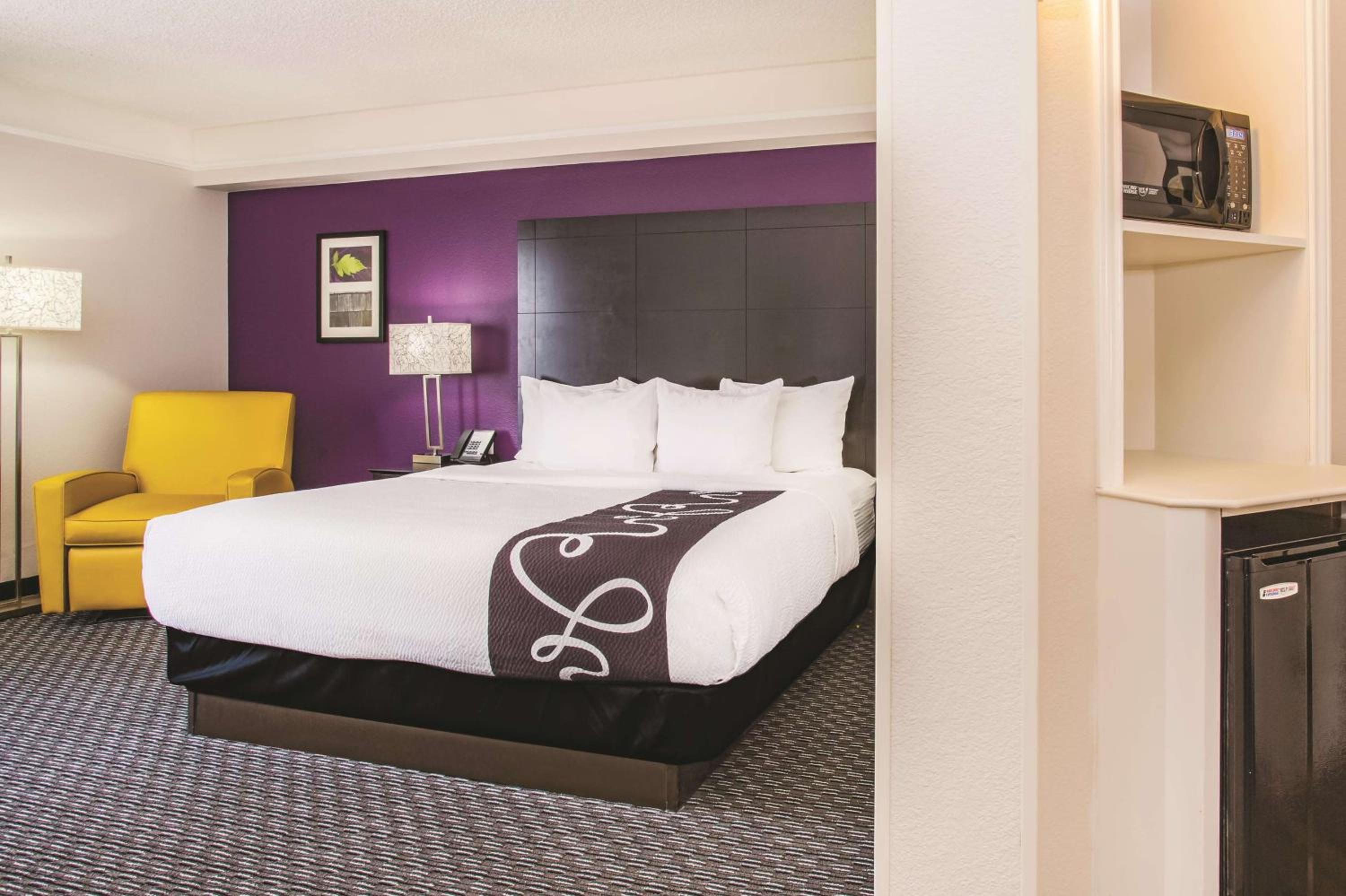 Deluxe King Room - Photo 3