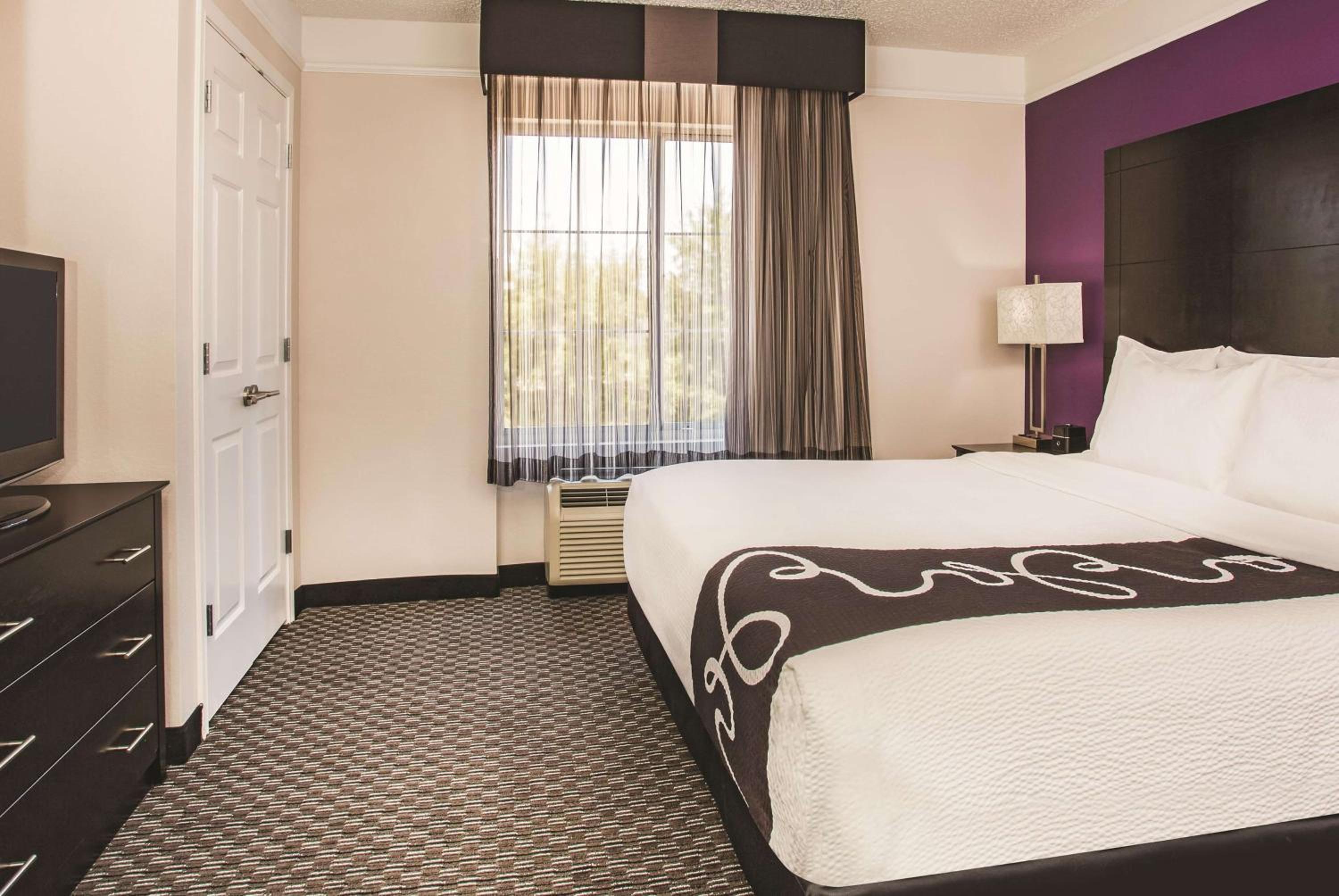 One-Bedroom King Suite - Non-Smoking - Photo 2