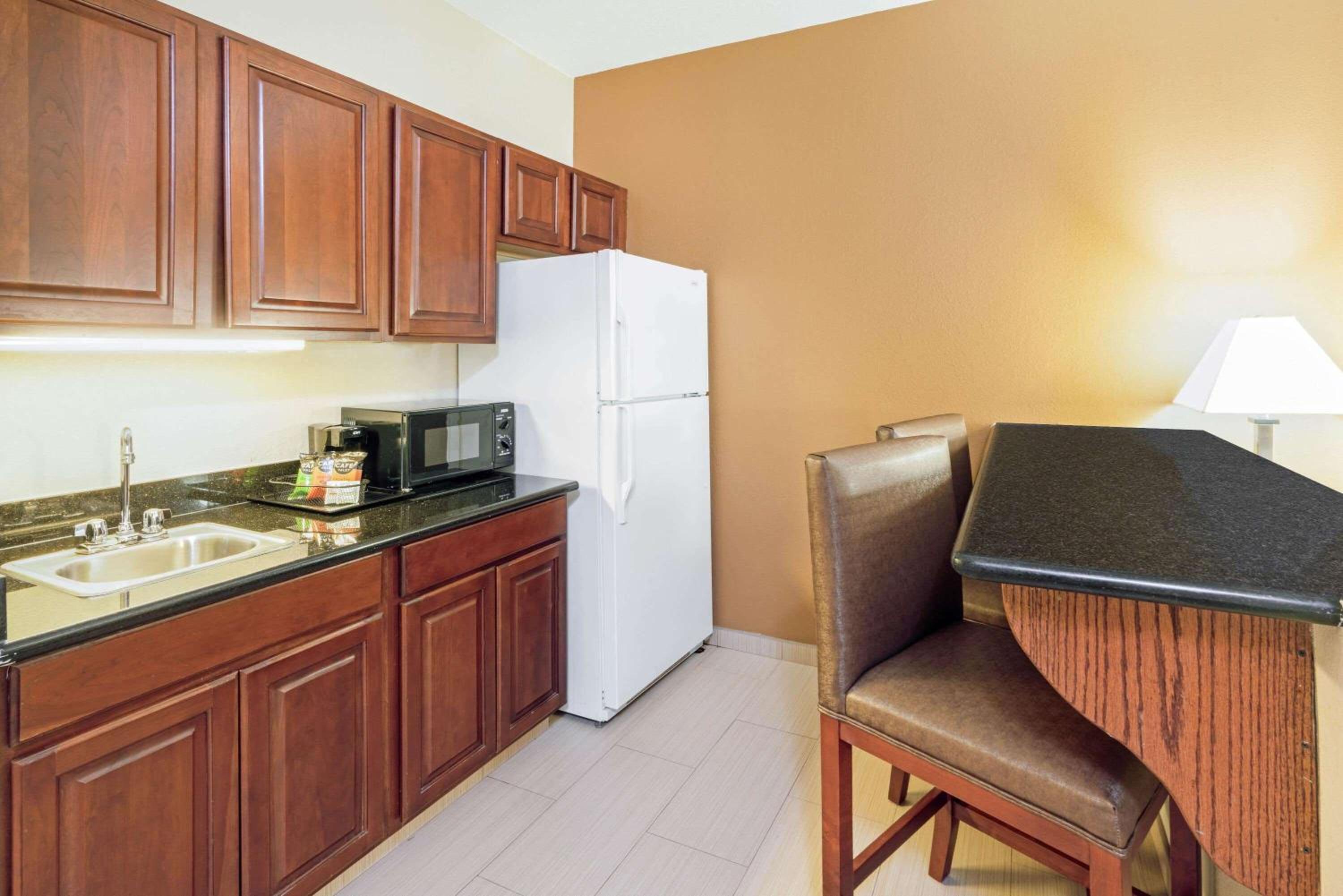 King Room with Wetbar - Photo 2
