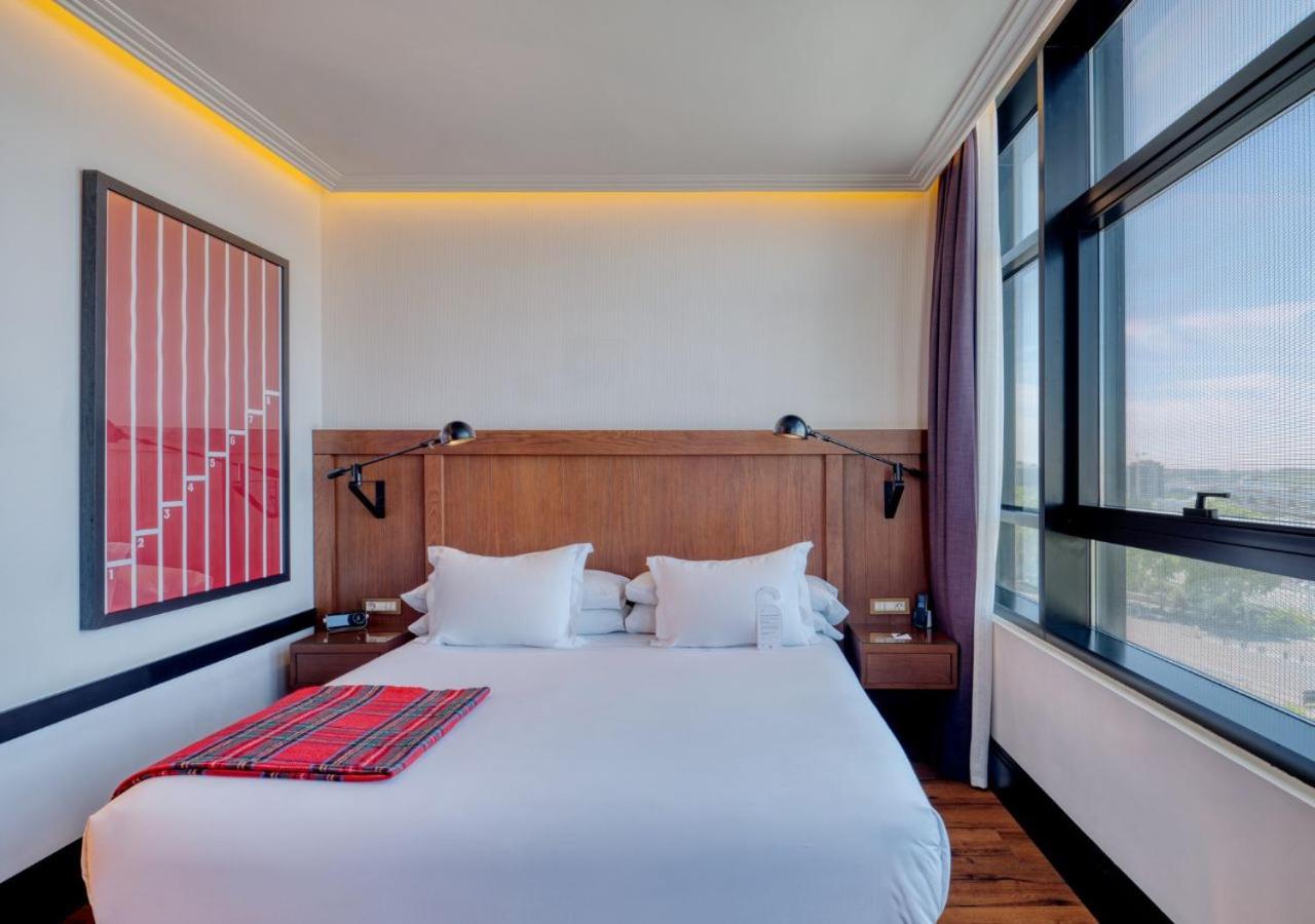 Premium Double or Twin Room thumbnail 5