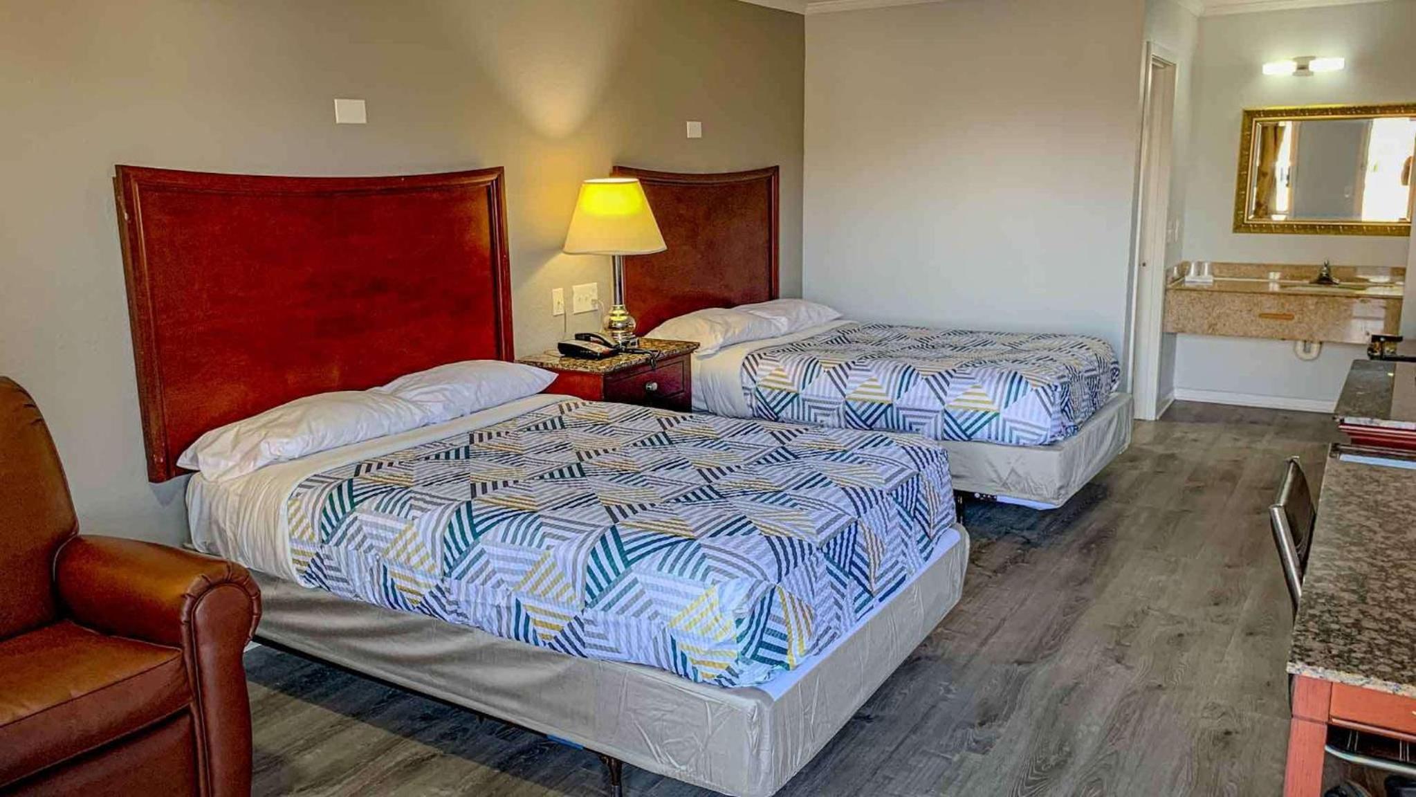 Deluxe Quadruple Room - Smoking photo 3