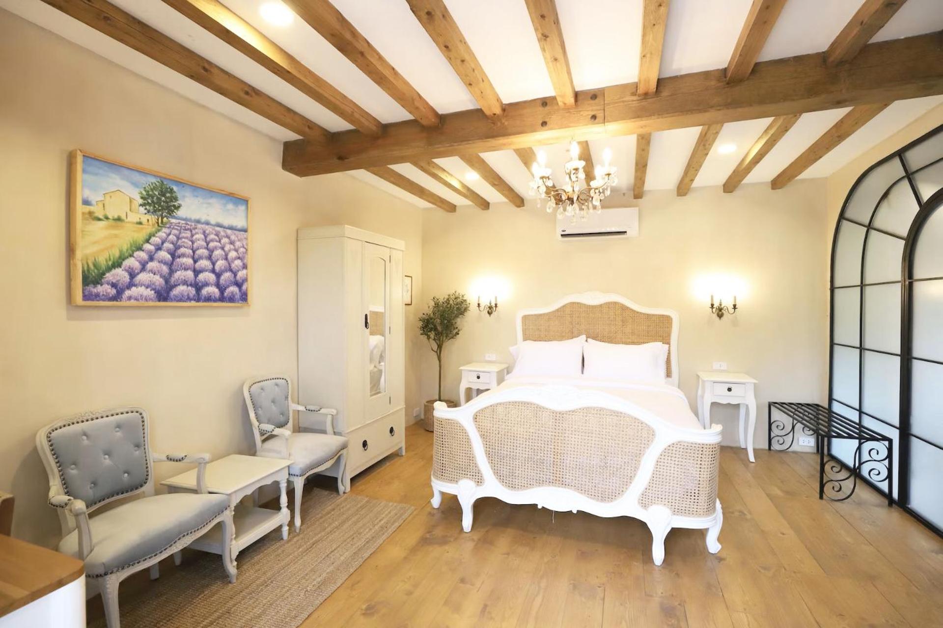 Villa - Photo 1