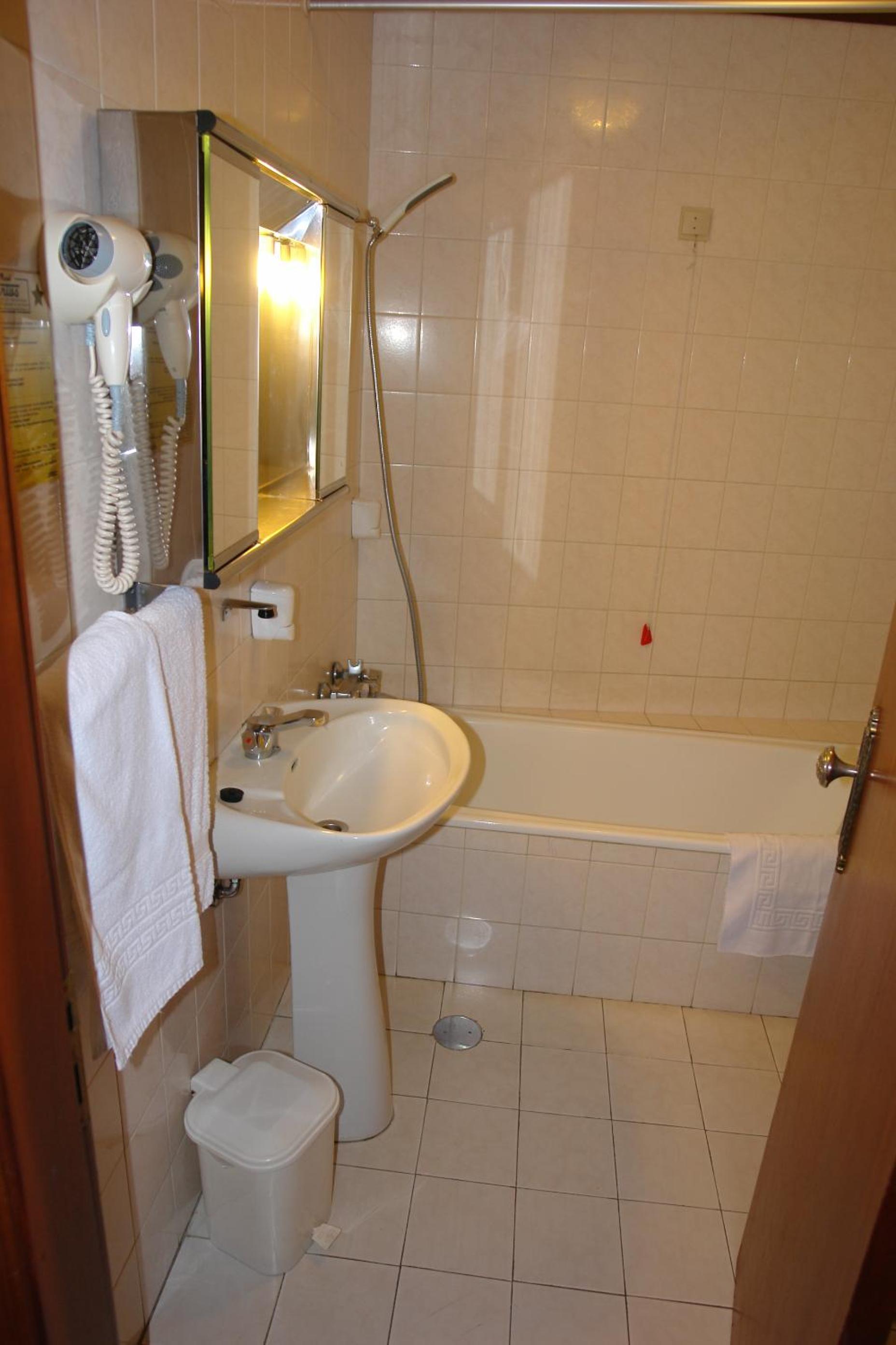 Double or Twin Room - Photo 4