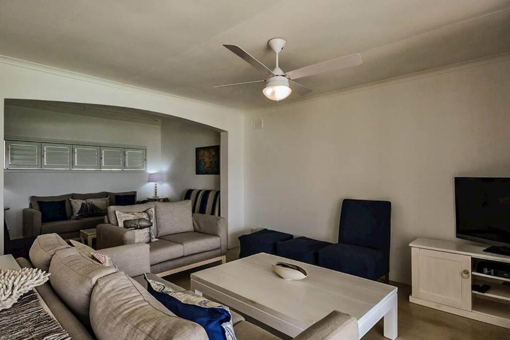 Five-Bedroom House photo 1