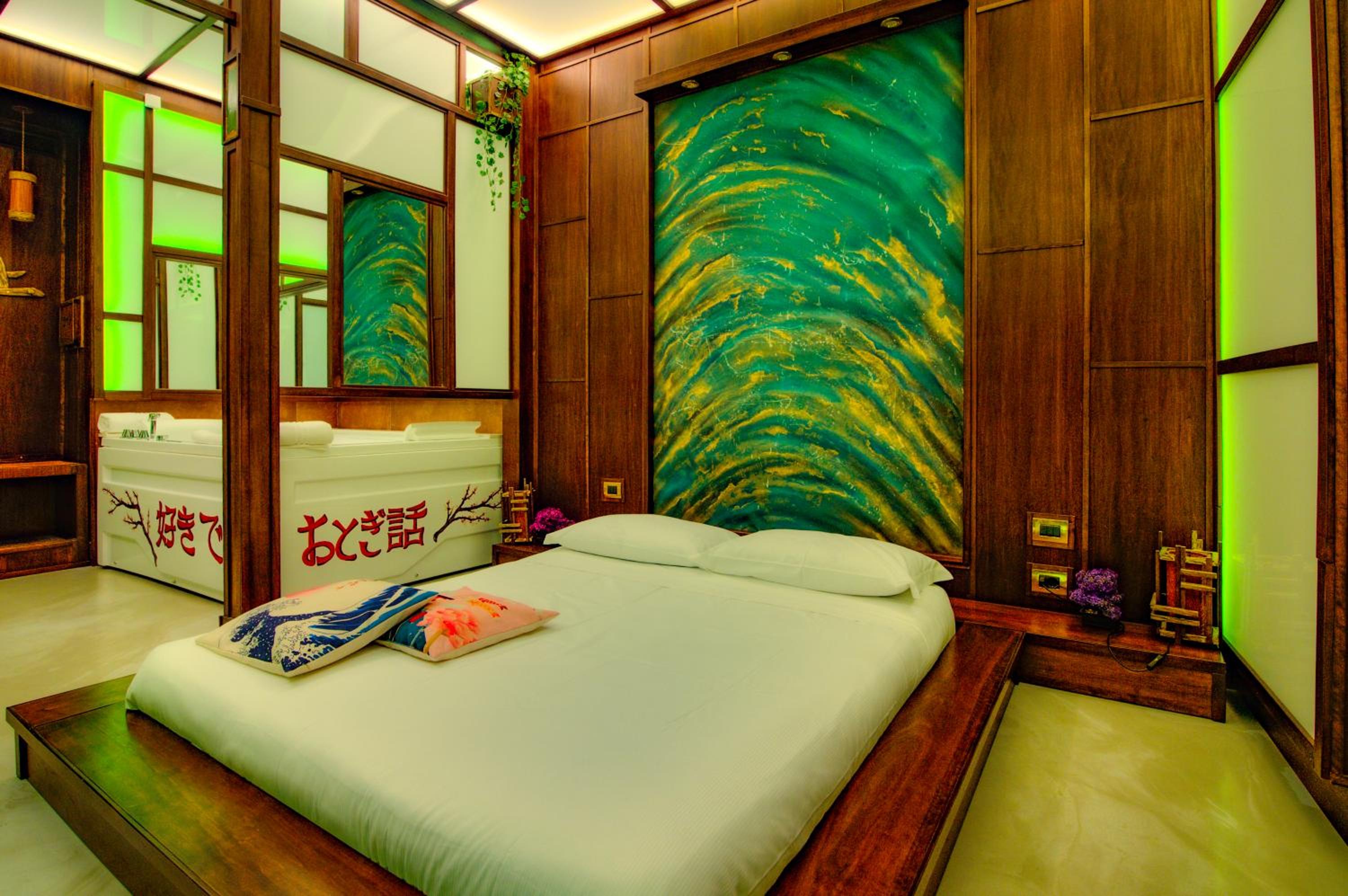 Deluxe Suite with Spa Bath