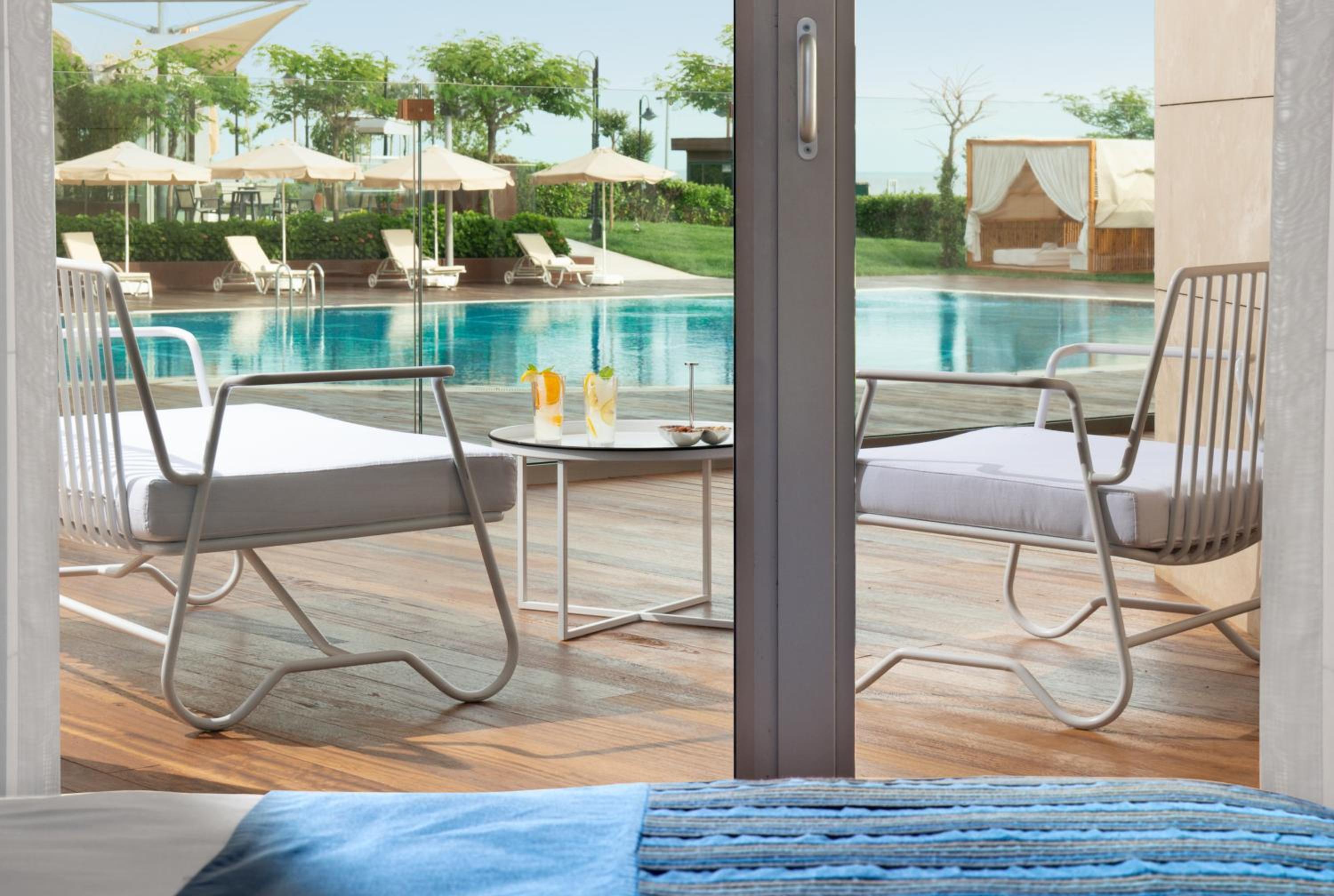 Junior King Suite with Pool Access thumbnail 6