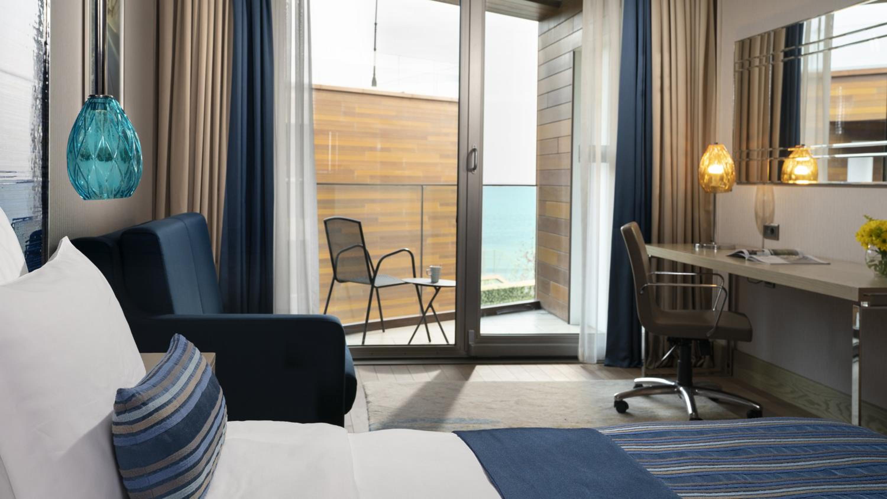 Premium King Room with Side Sea View thumbnail 6