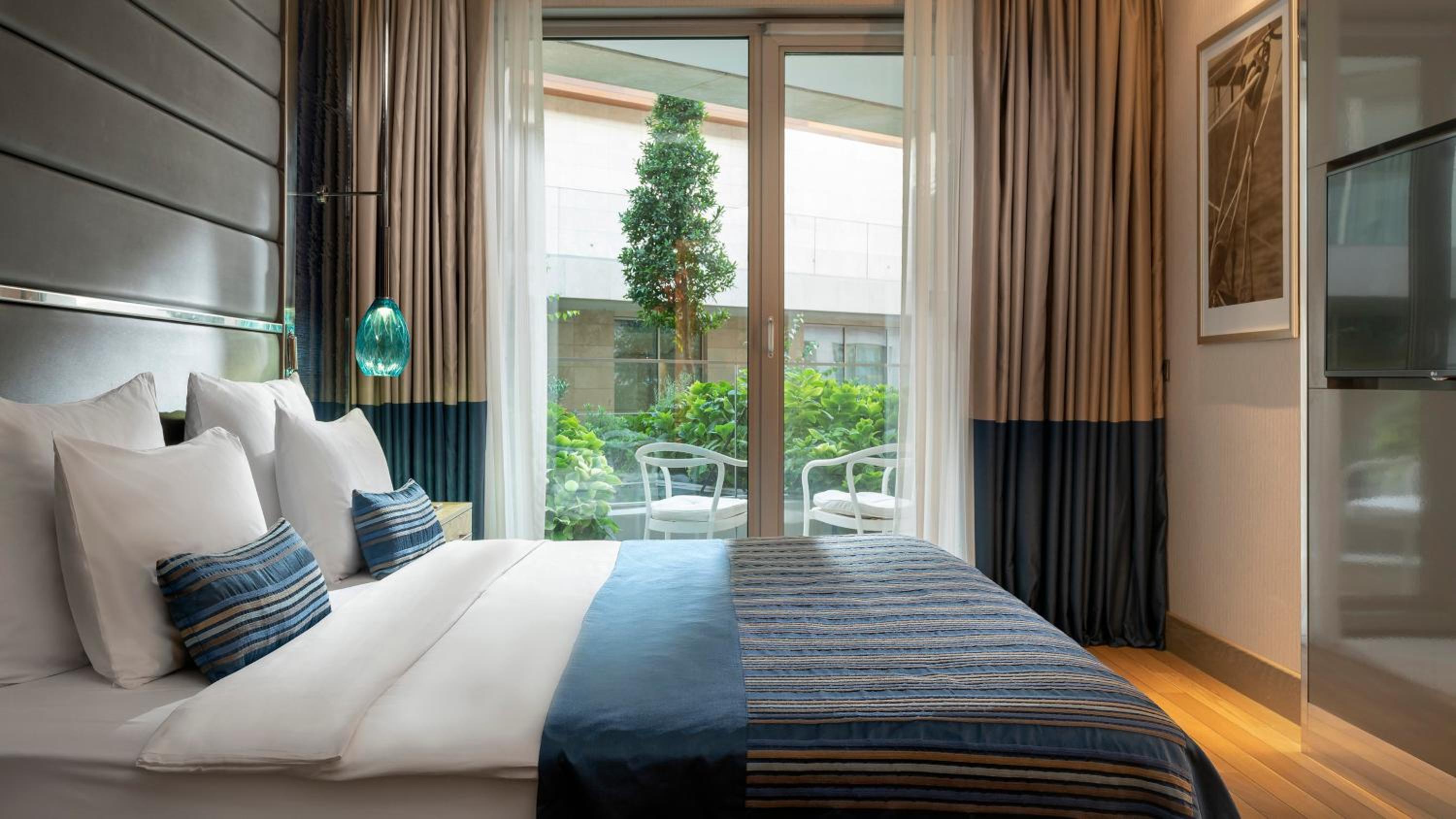 Junior Suite with One King Bed and Two Single Beds thumbnail 5