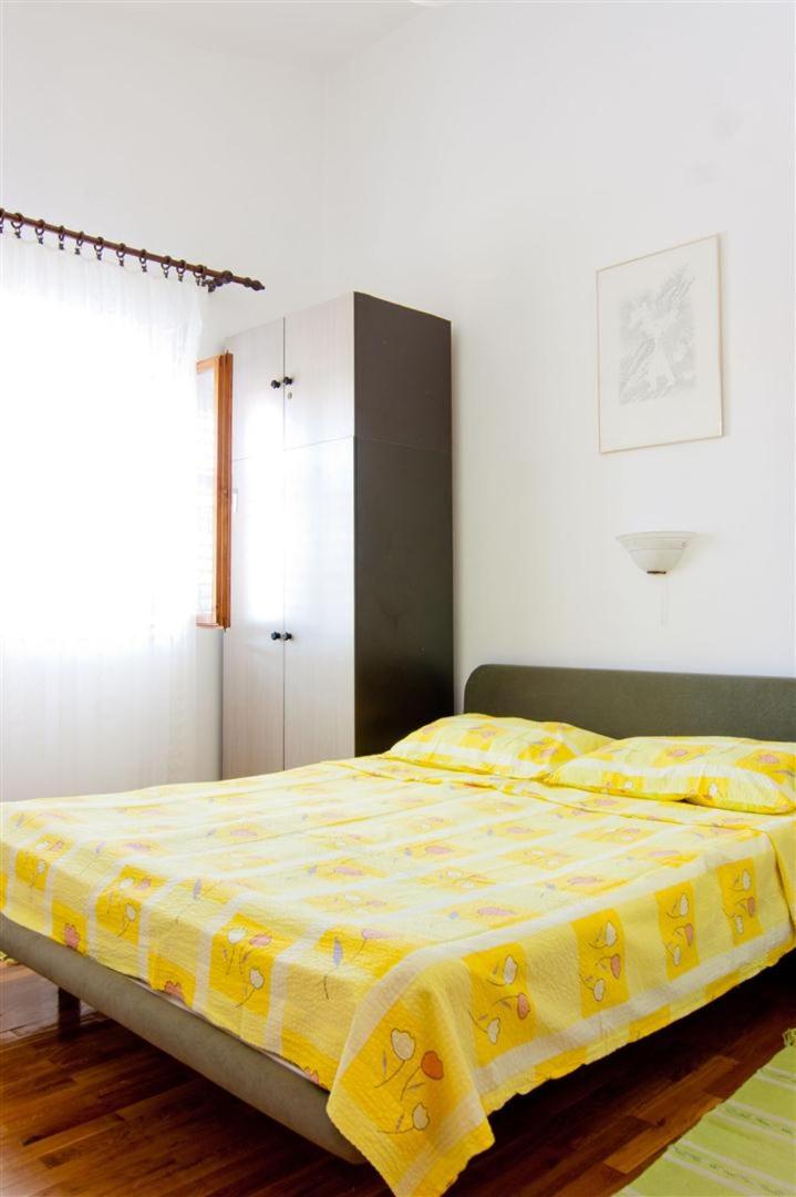 Apartment with Balcony - Photo 2