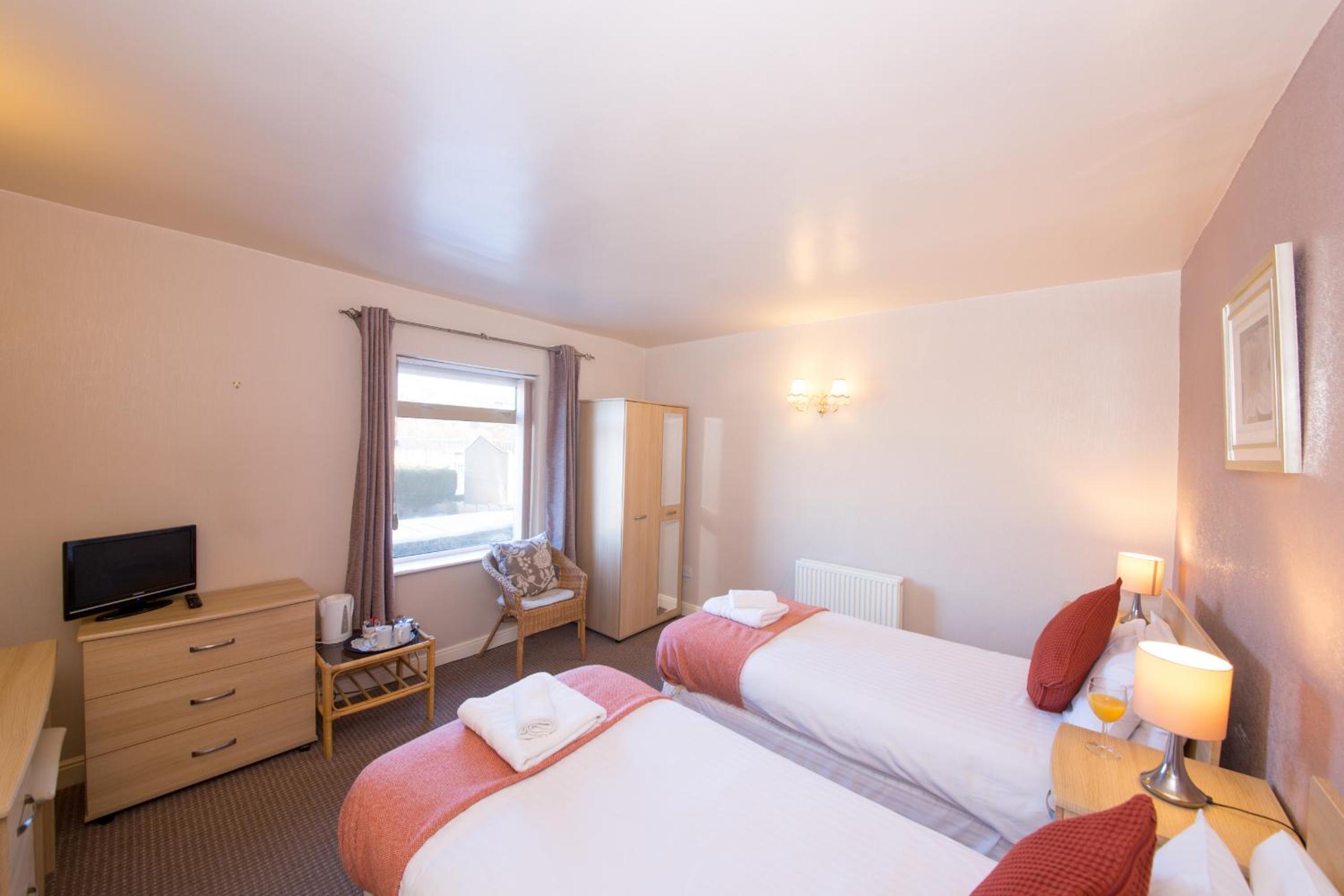Twin Room with Private Bathroom - Photo 1