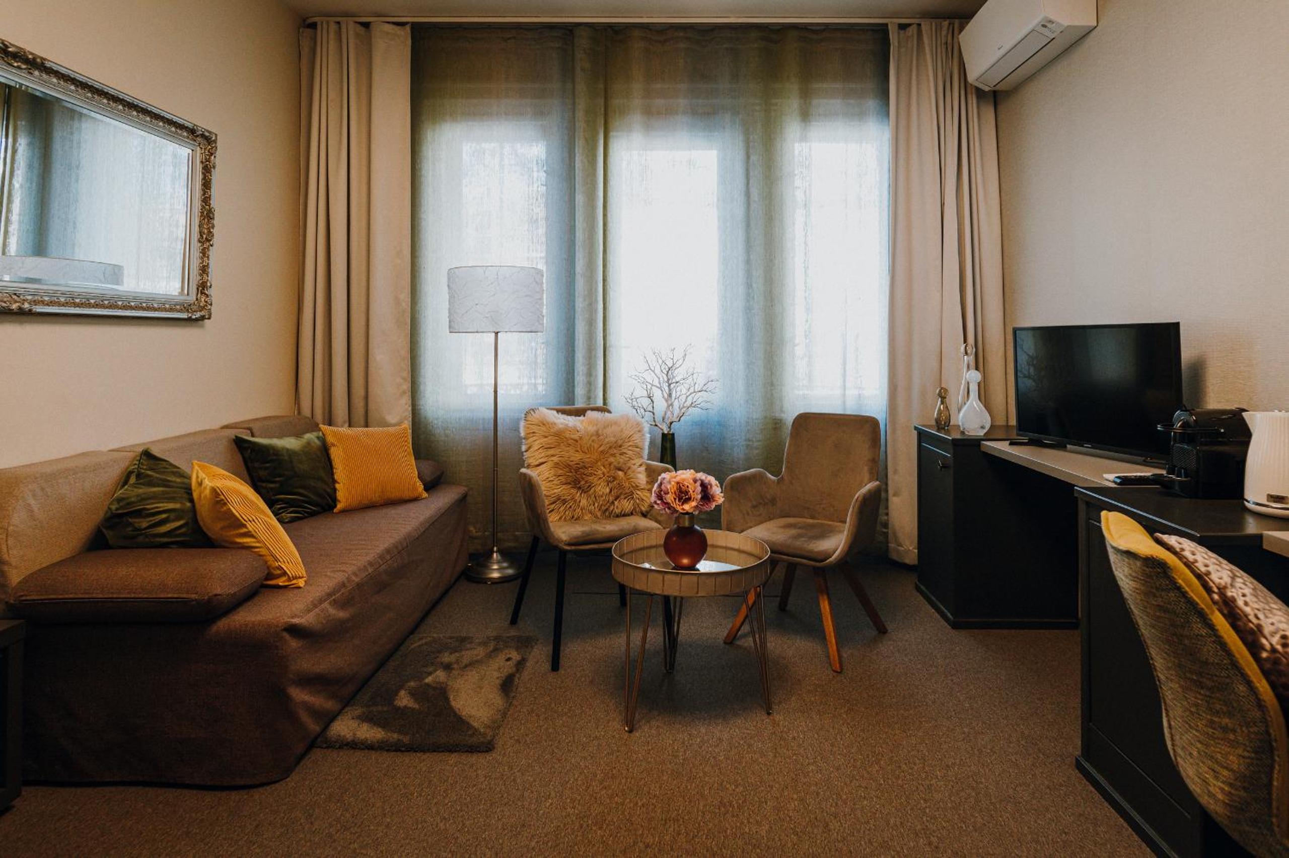 Superior Suite - Photo 6