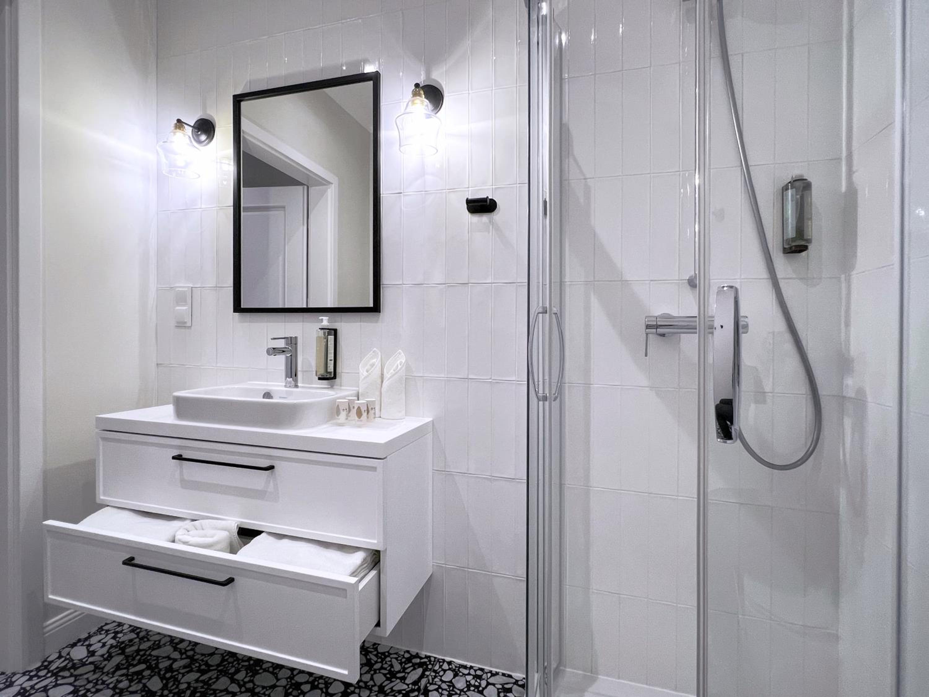 One-Bedroom Suite - Photo 6