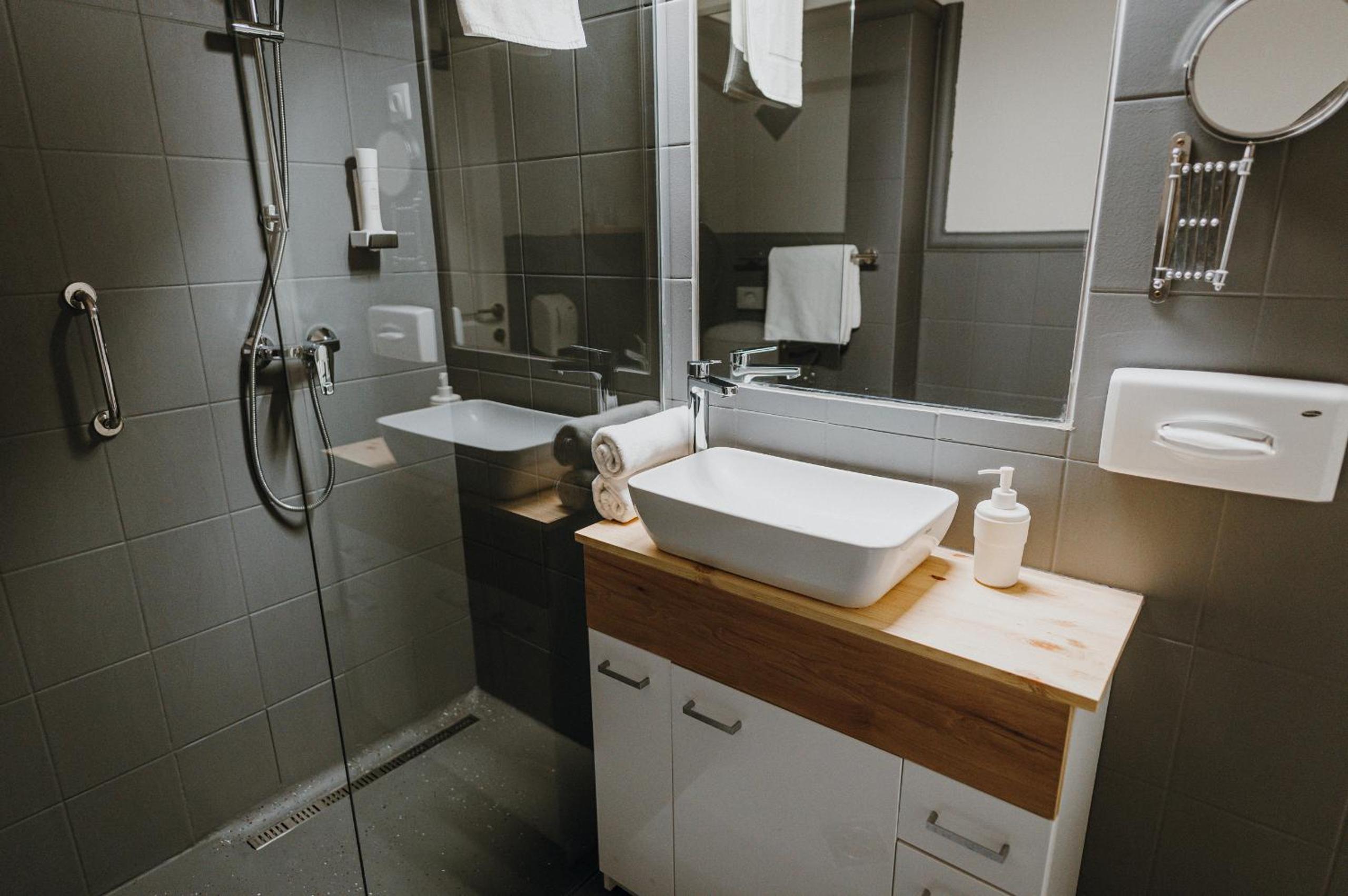 Double Room - Photo 5