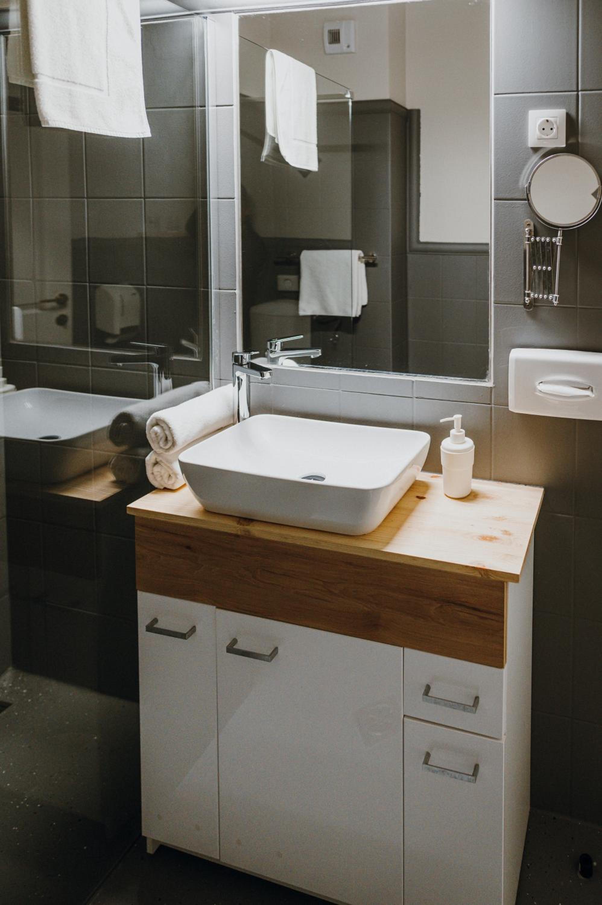 Double Room - Photo 7