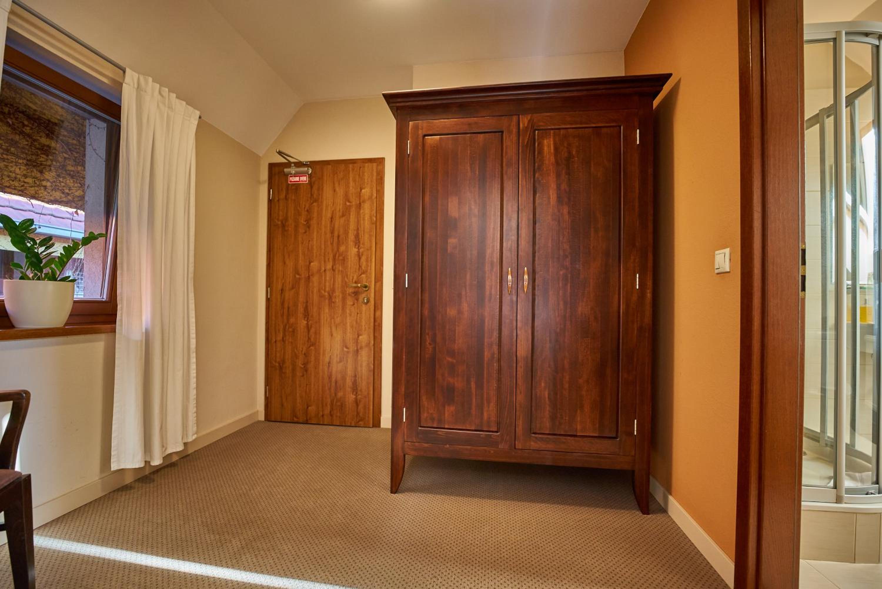 Business Twin Room - Photo 2