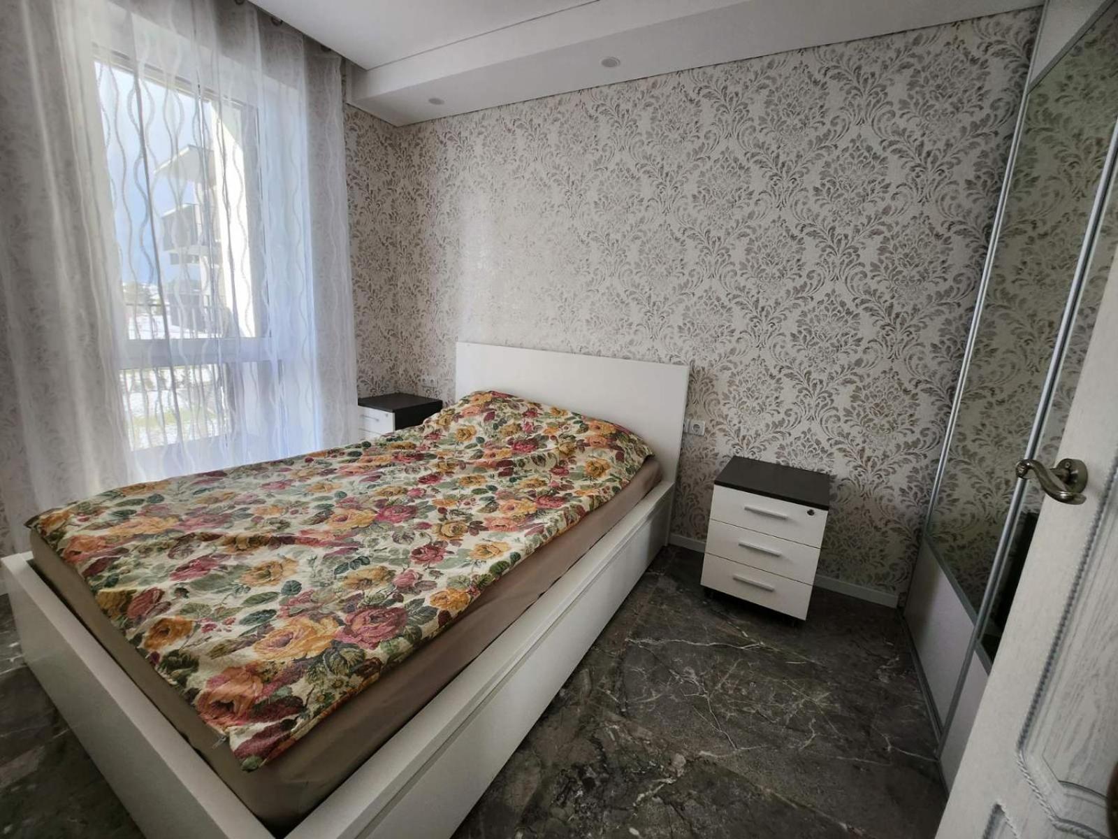 One-Bedroom Apartment - Photo 1
