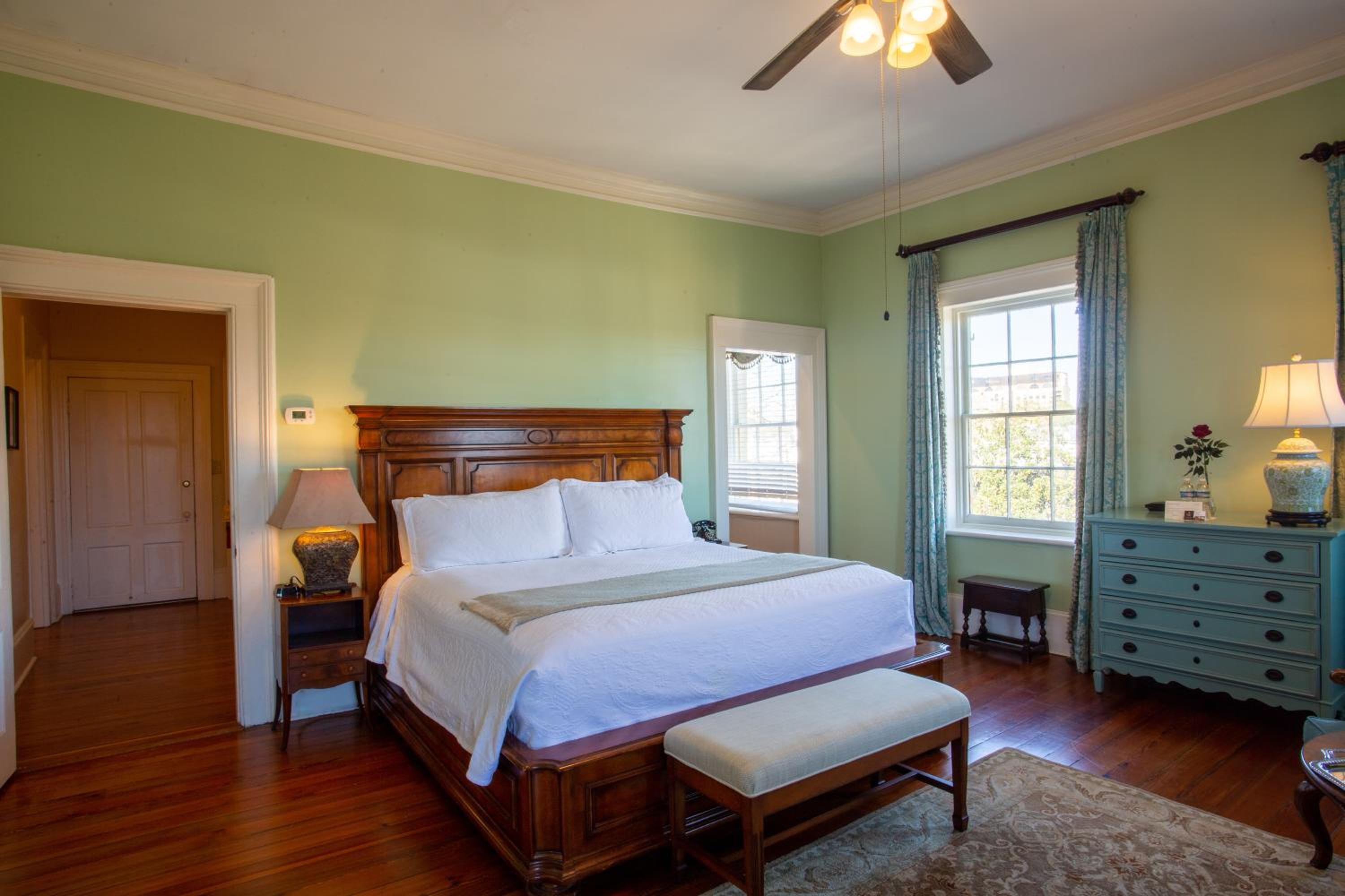 Julia Scarborough Room - Grand Superior King with Balcony