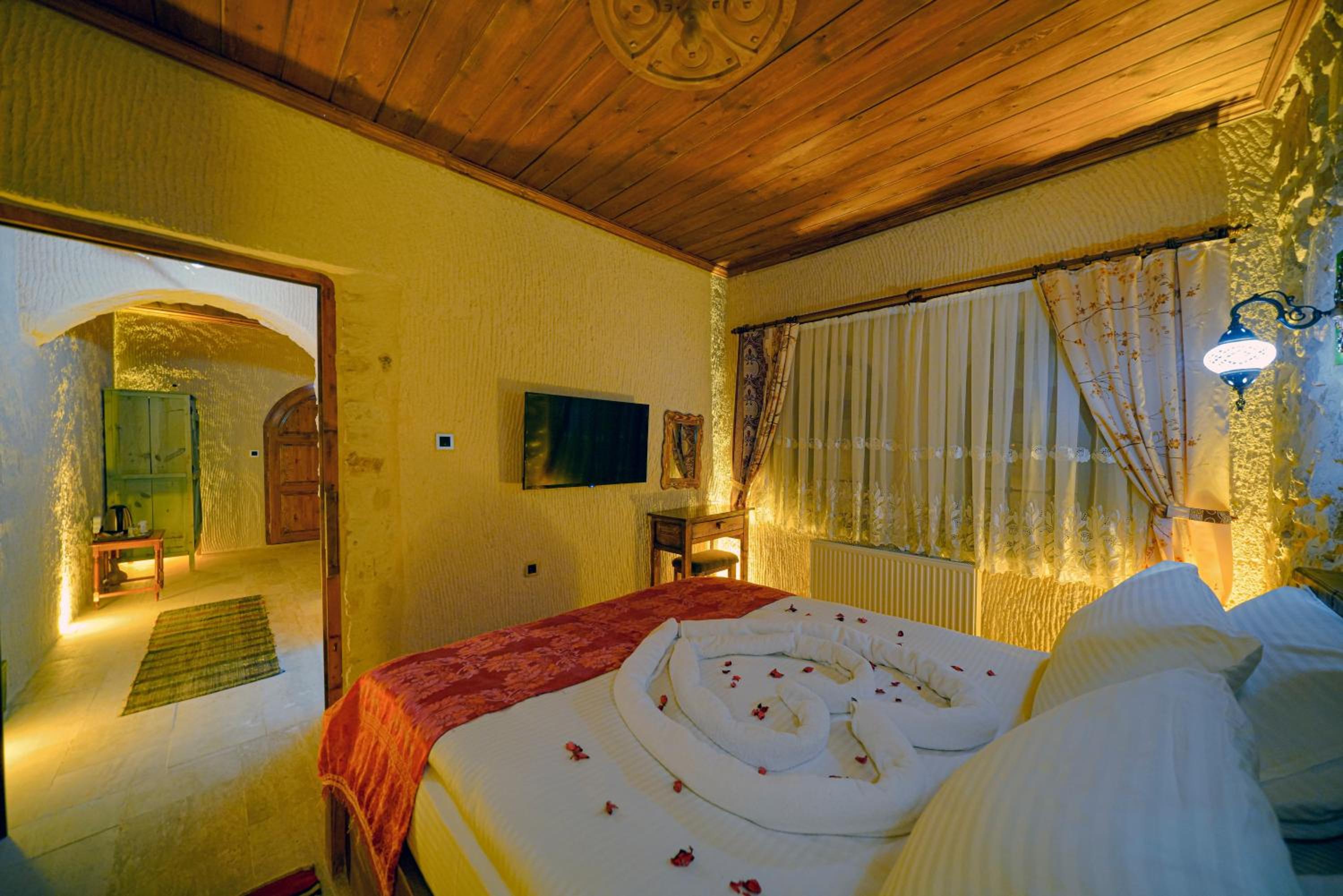 Standard King Room - Photo 10
