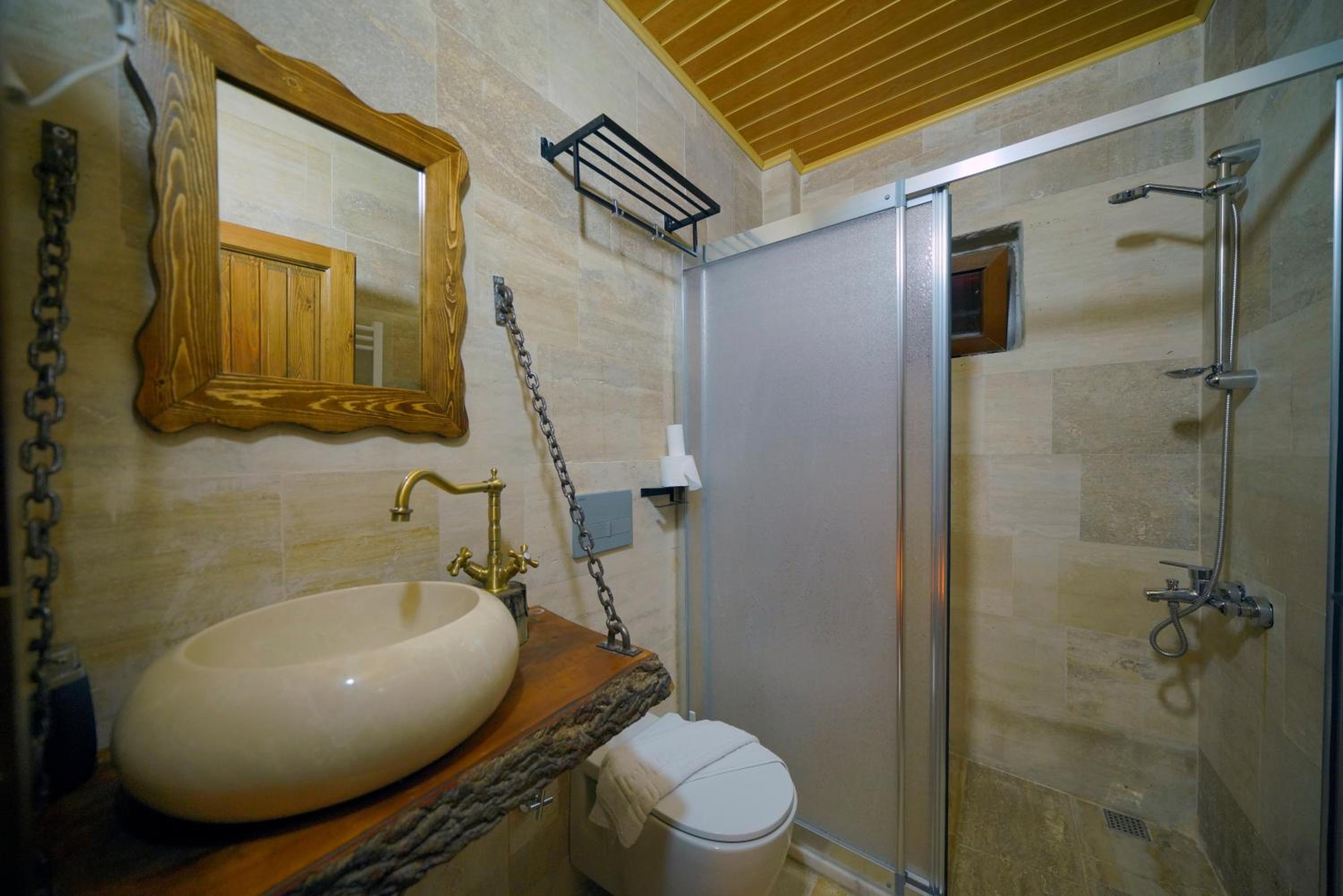 Standard King Room - Photo 13