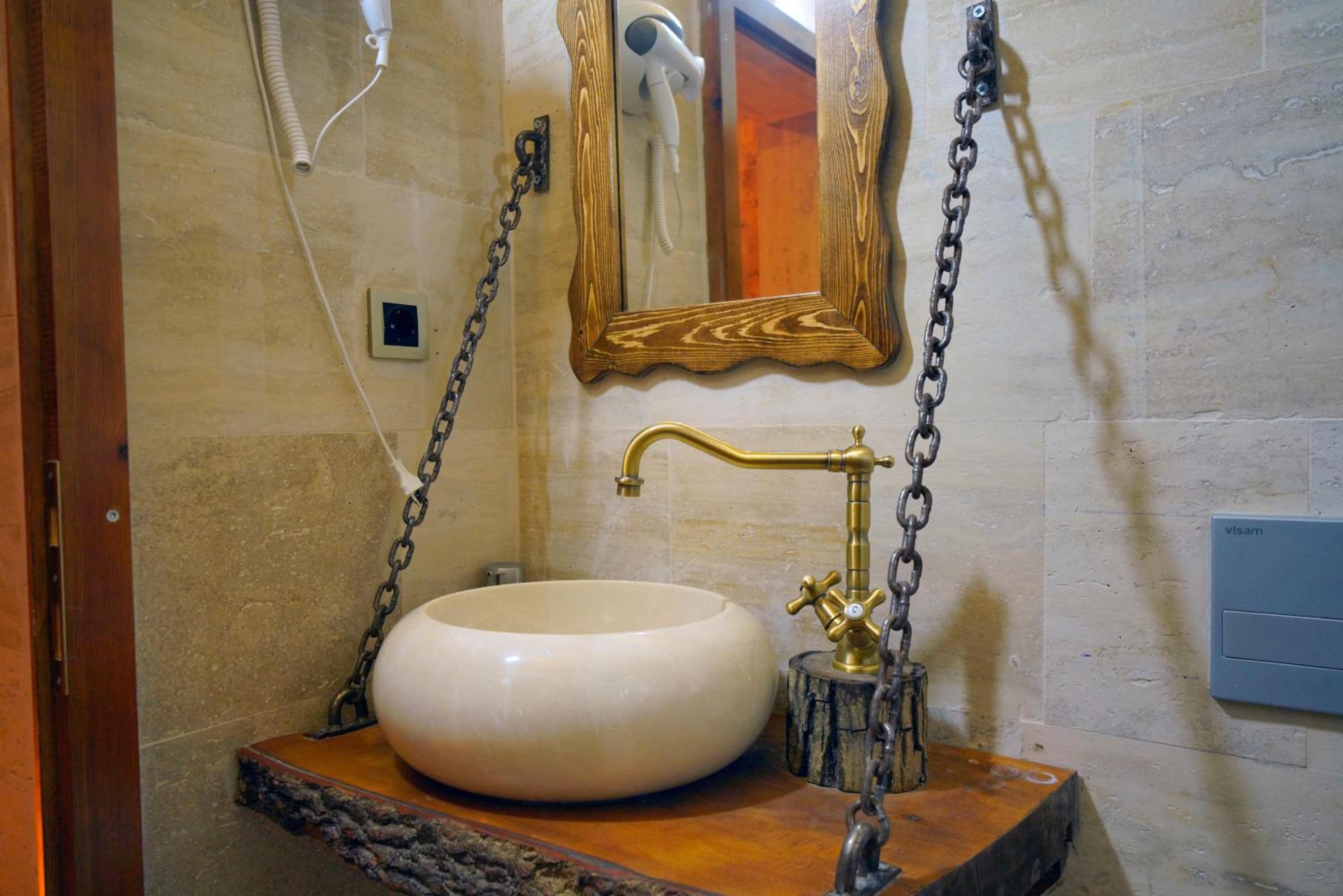 Standard King Room - Photo 19