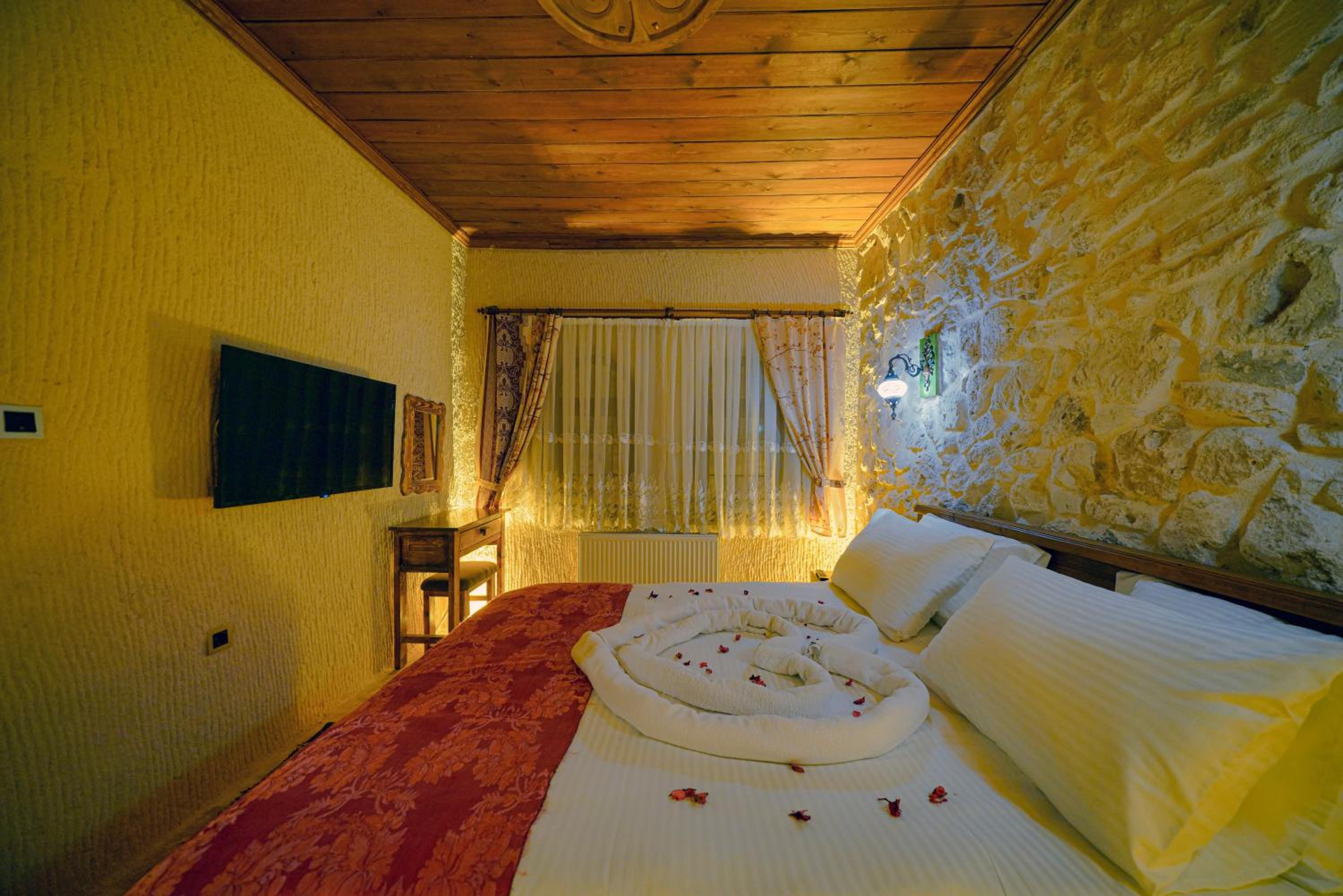 Standard King Room - Photo 17