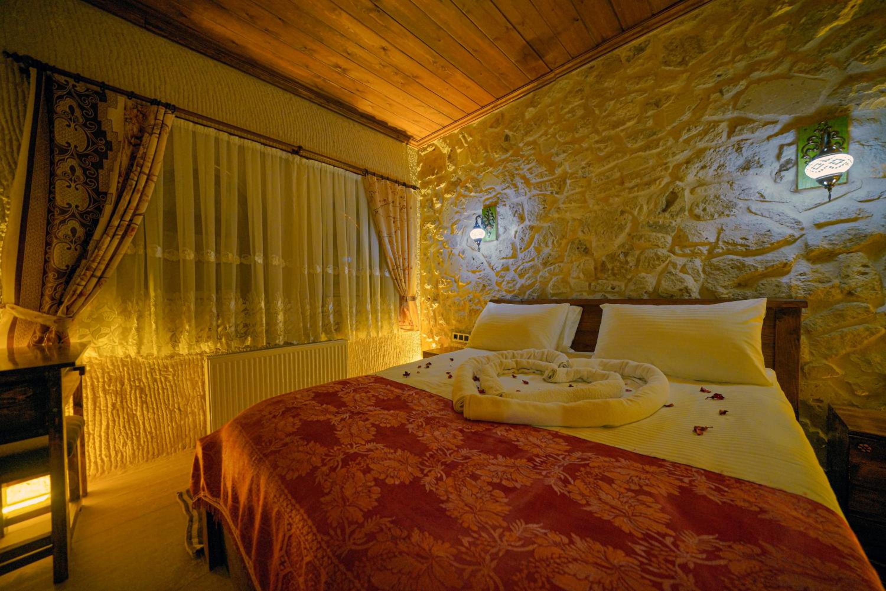Standard King Room - Photo 23