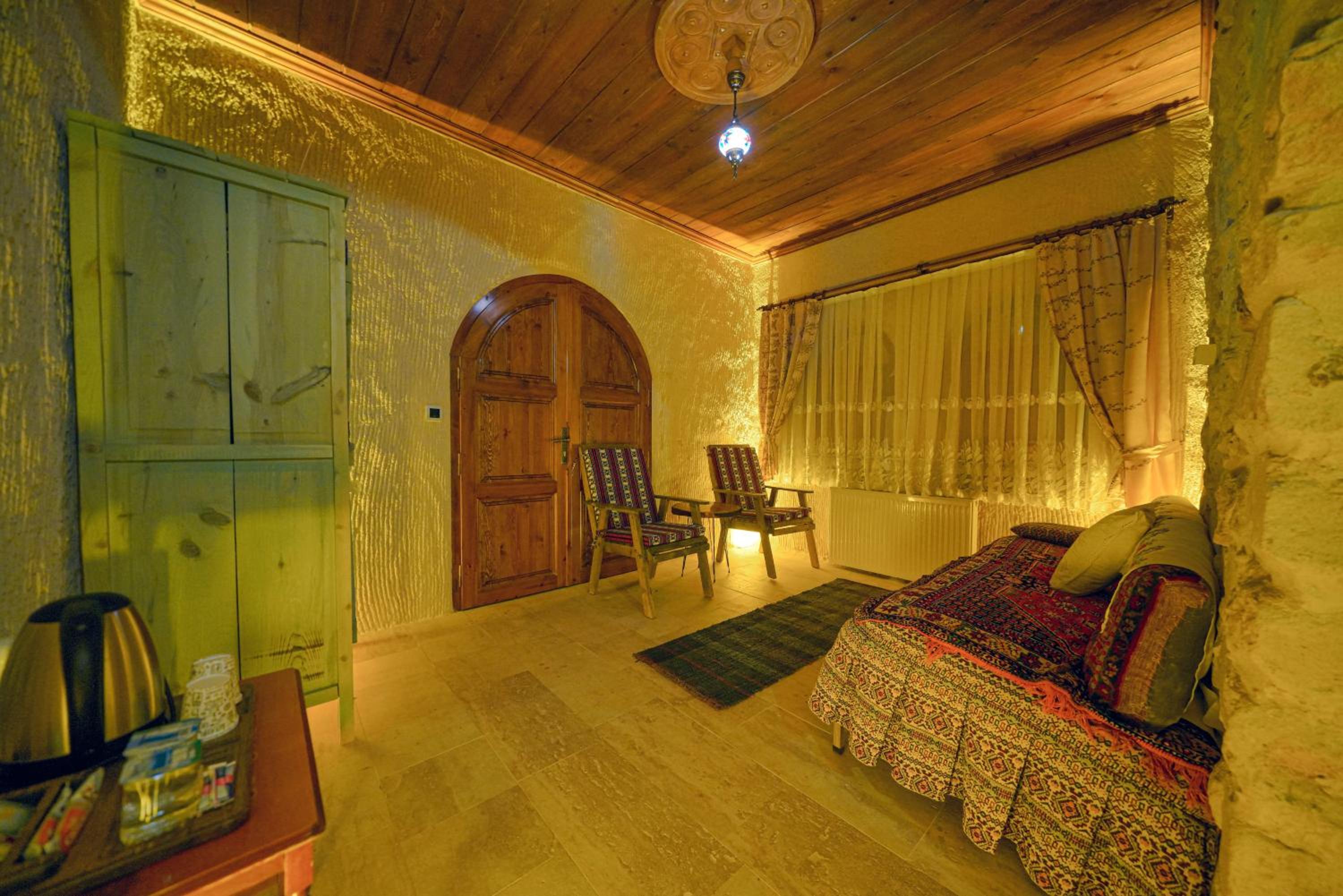 Standard King Room - Photo 22