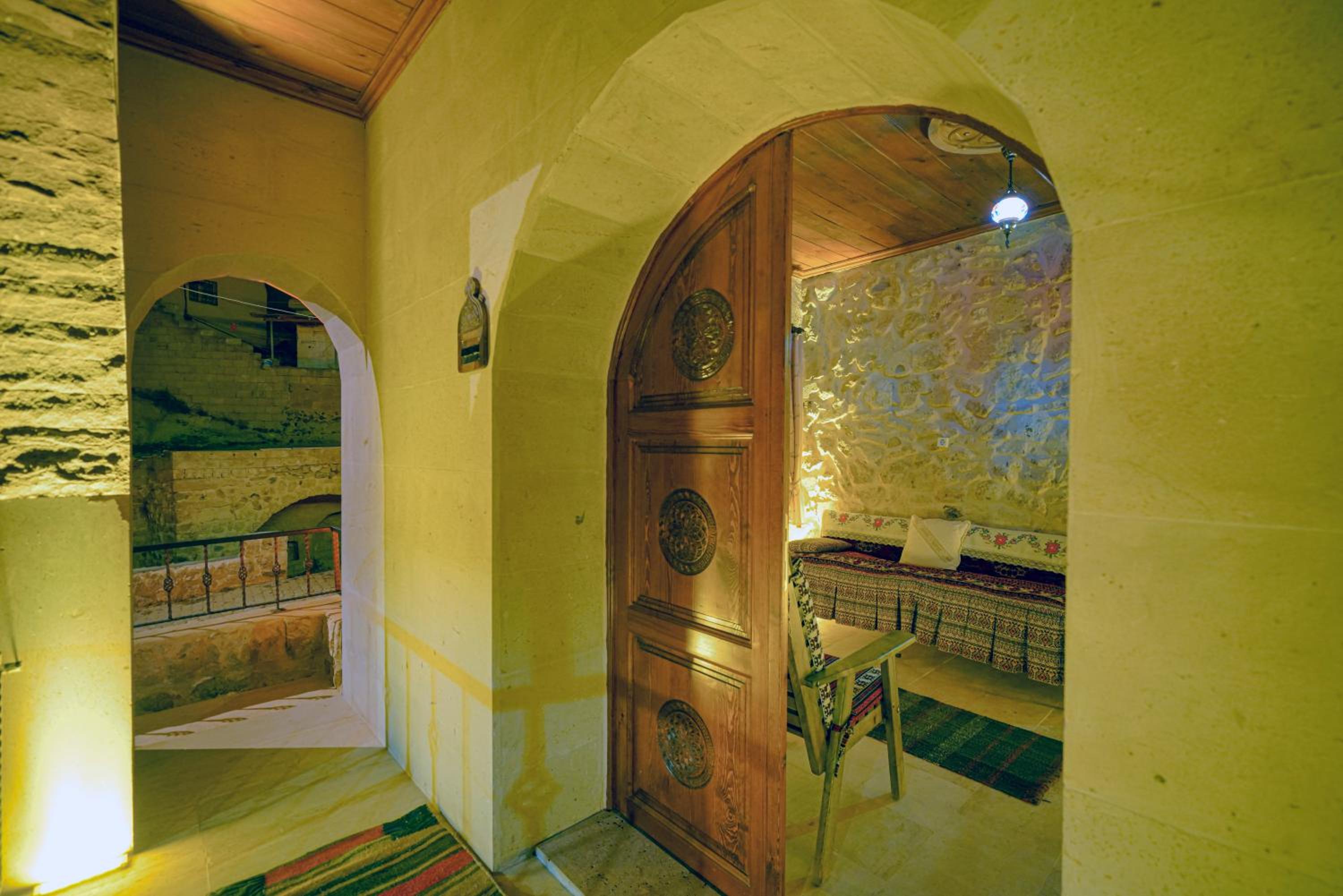 Standard King Room - Photo 12
