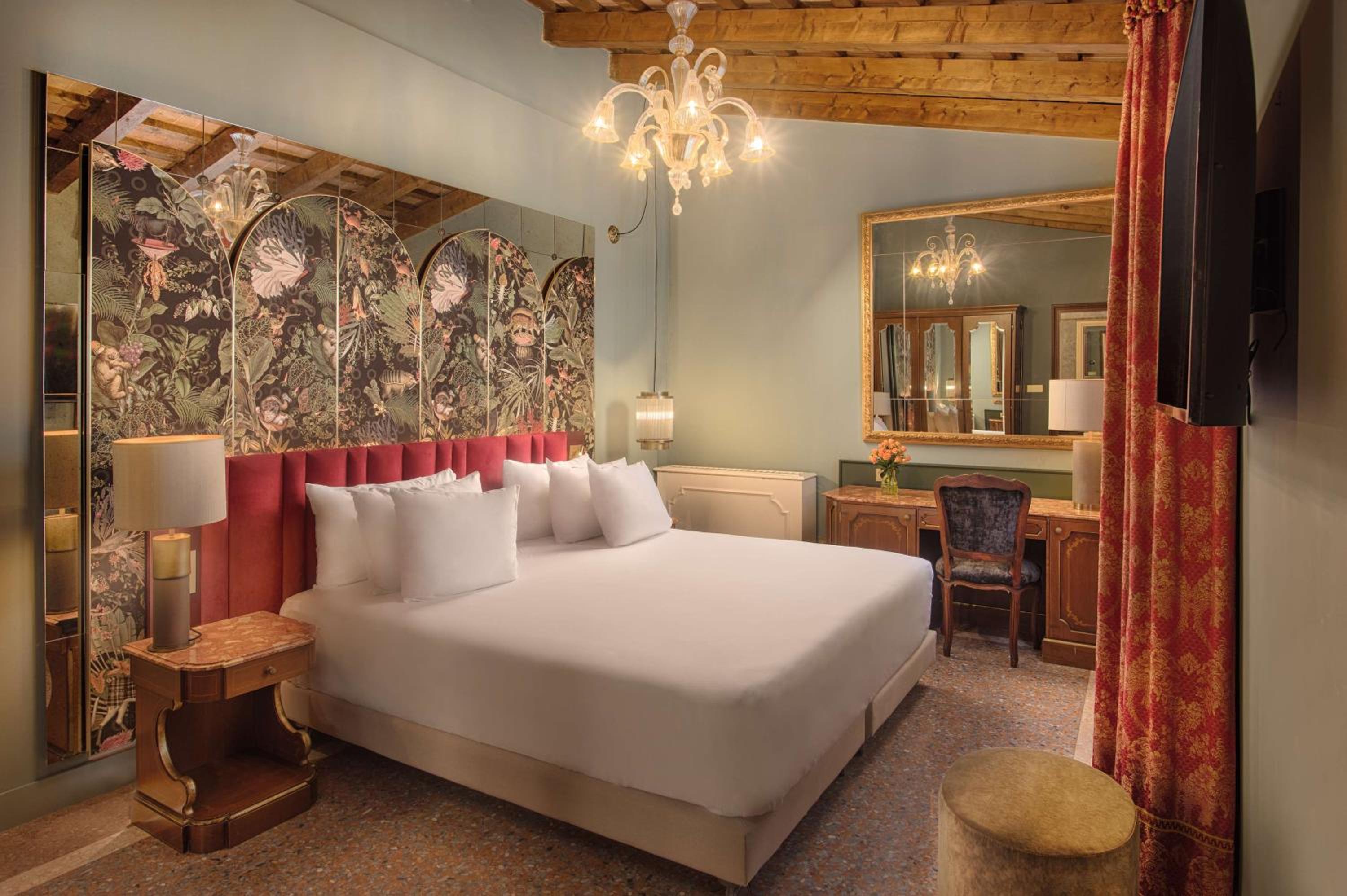 Premium Double or Twin Room thumbnail 5