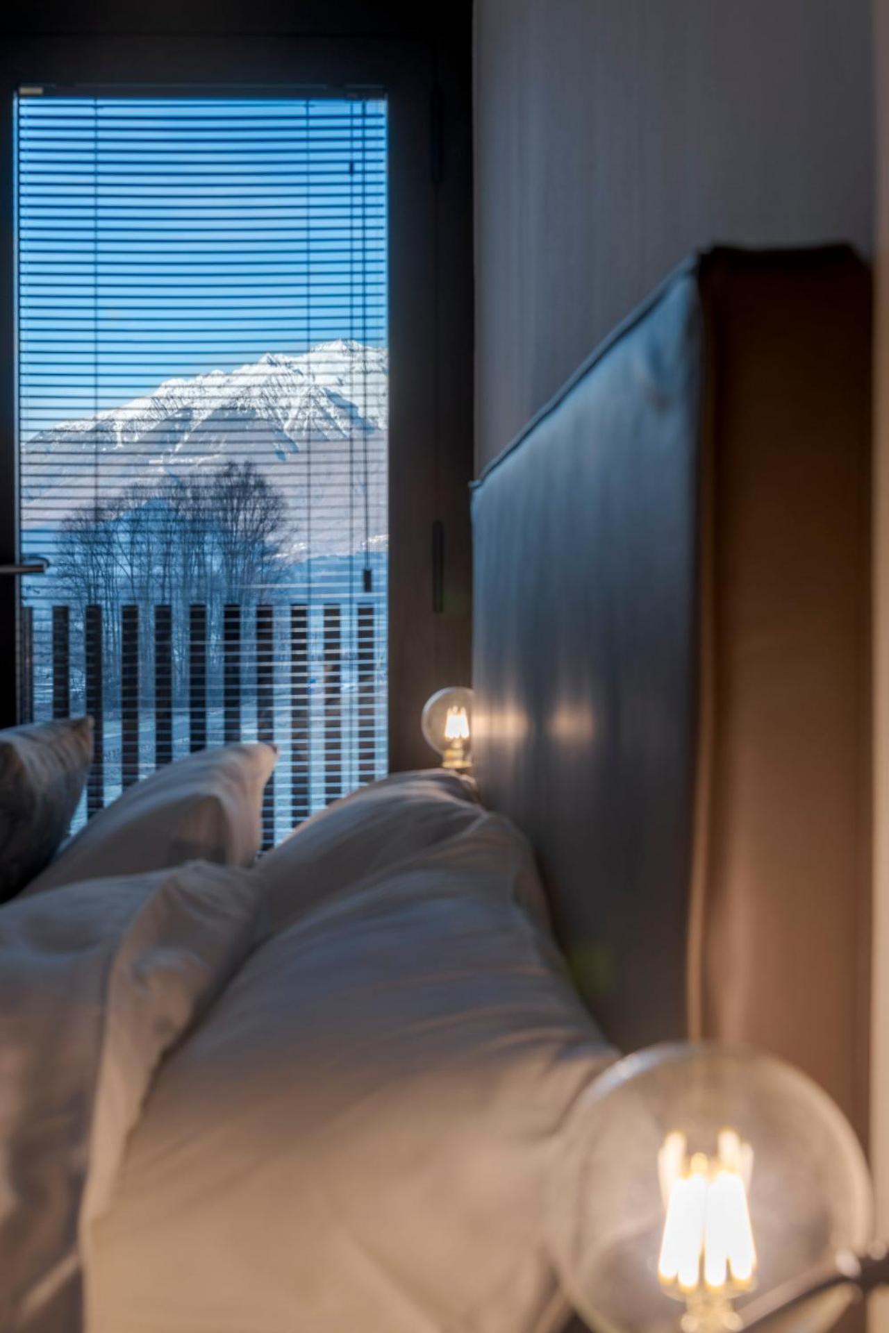 Classic Double or Twin Room with Mountain View photo 2