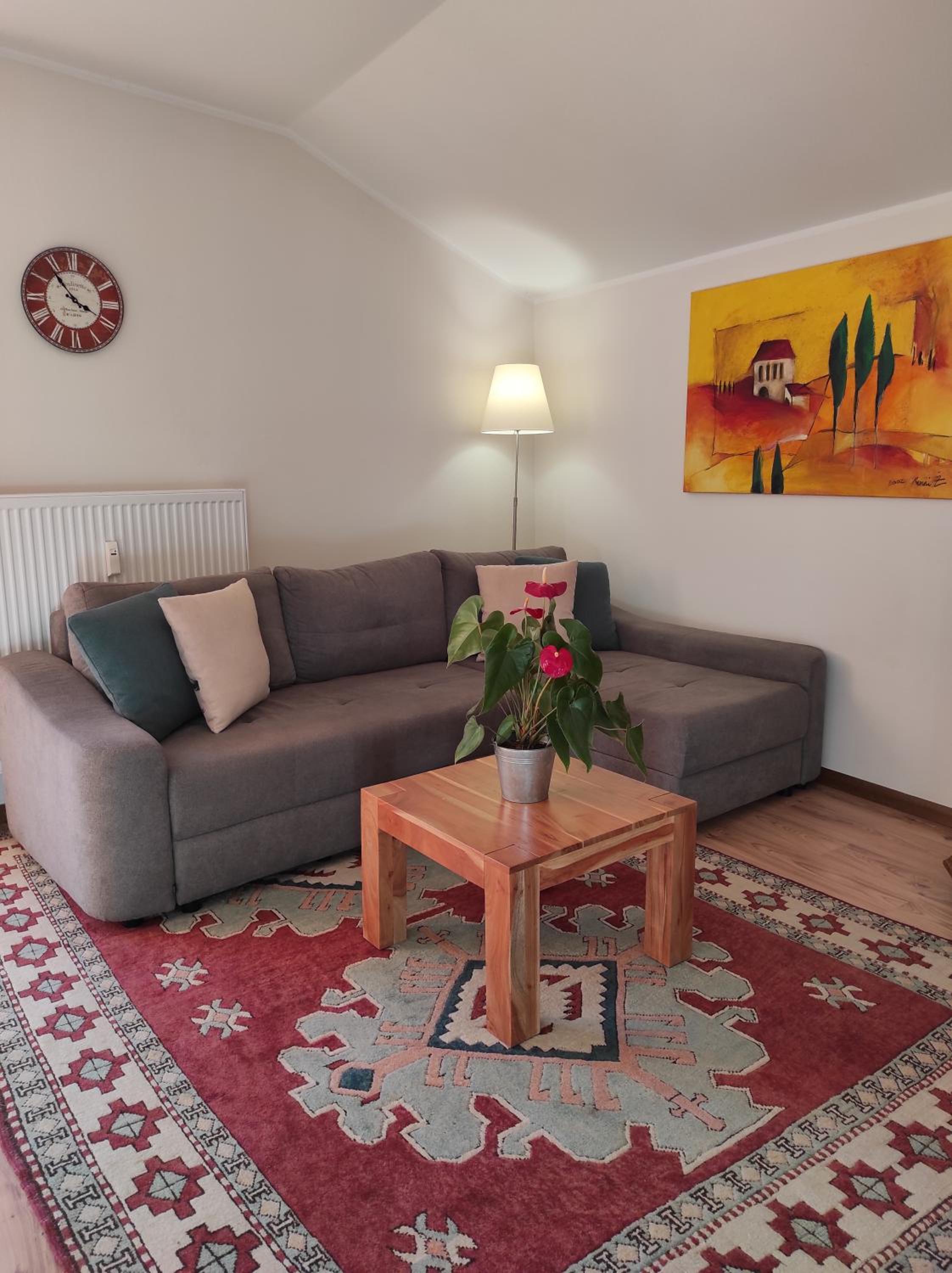One-Bedroom Apartment photo 1