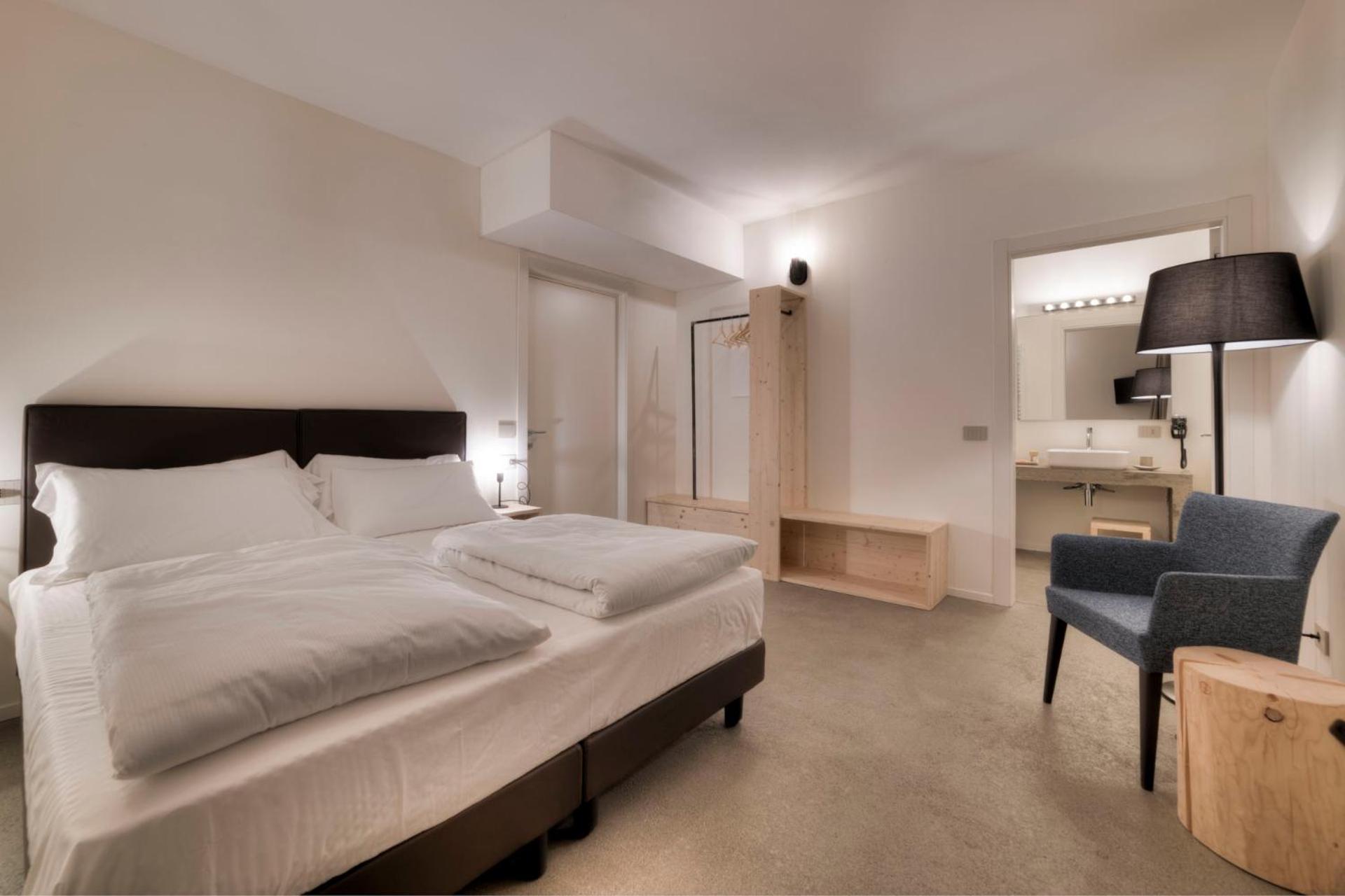 Classic Double or Twin Room with Mountain View photo 3