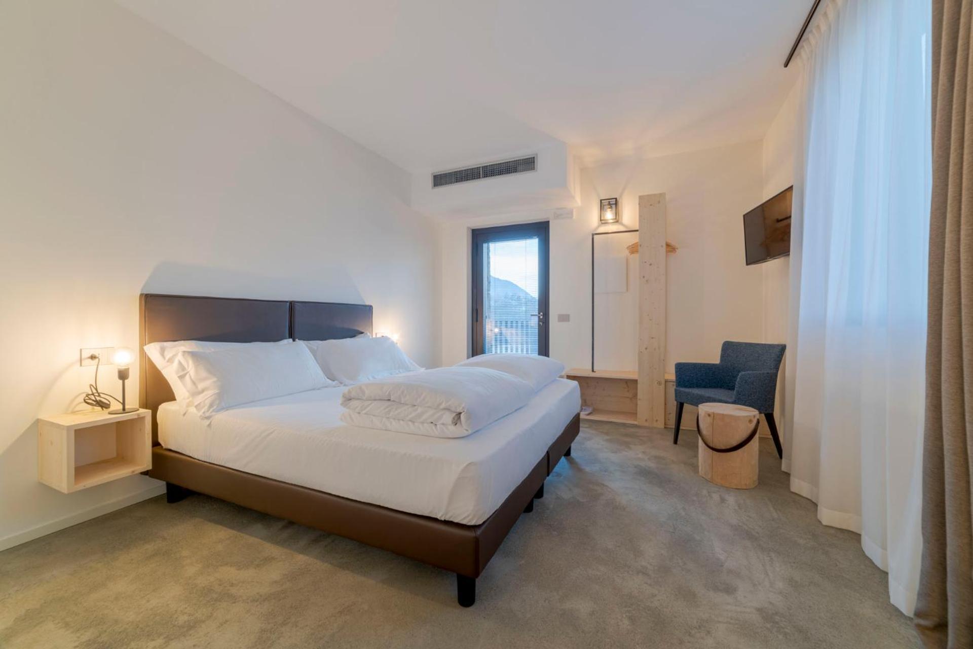 Classic Double or Twin Room with Mountain View photo 1